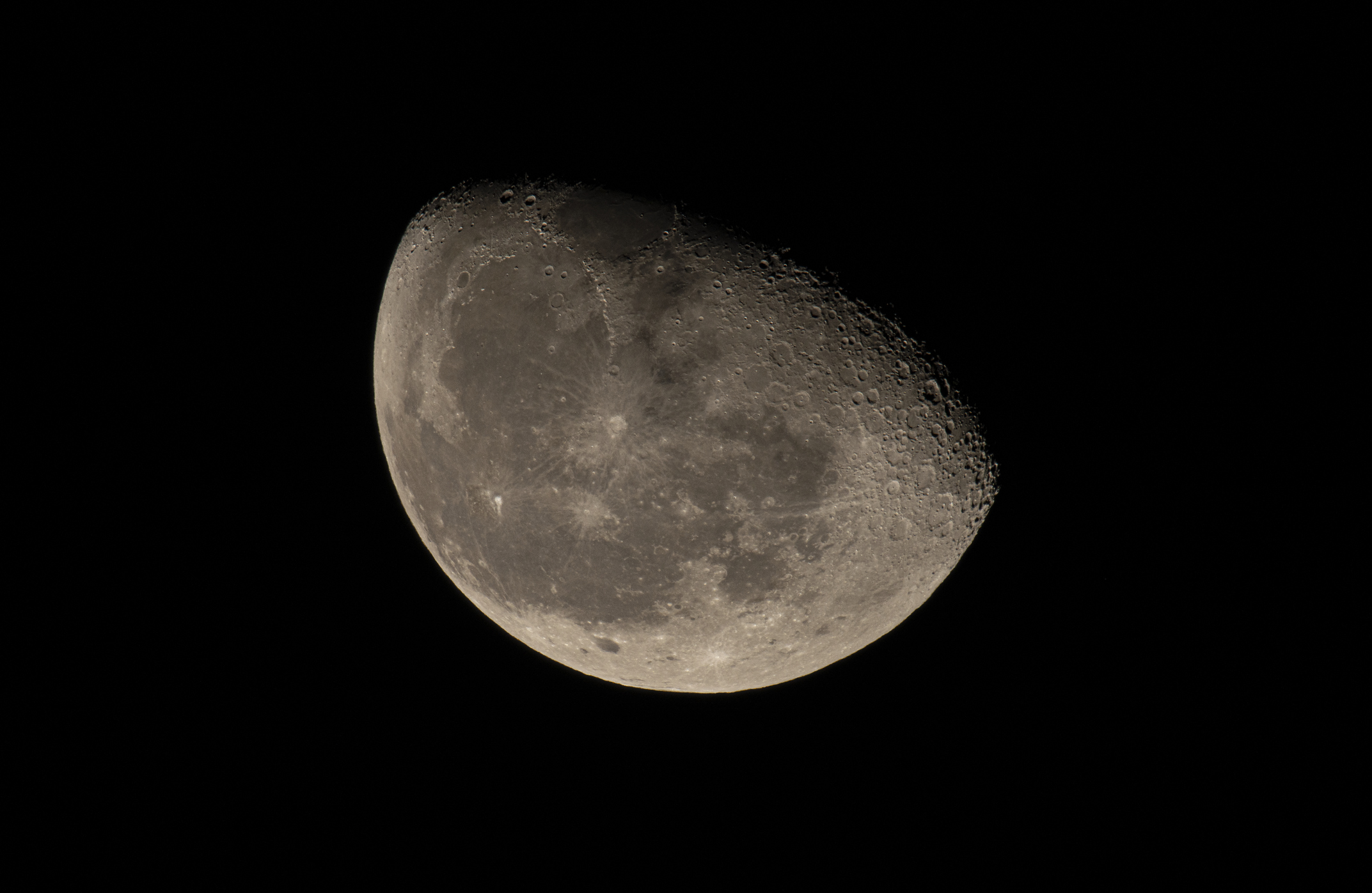 Las muestras de la sonda Chang’e-6 revelan nuevas características del lado oculto de la Luna, ampliando la comprensión de su historia.