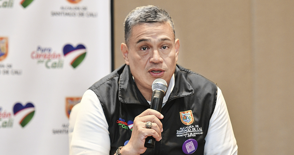  Carlos Soler contrató a un militar condenado e inhabilitado y luego se defendió acusando una campaña de desprestigio. 