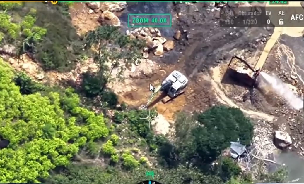 Maquinaria como retroexcavadoras y clasificadoras, que supuestamente iban a ser destinadas para recuperar las vías terciarias, son en realidad utilizadas por la Carlos Patiño,, disidencias de las Farc, para la extracción de yacimientos mineros en el río Micay, lo que está poniendo en peligro los recursos naturales de la zona. Foto tomada de redes.