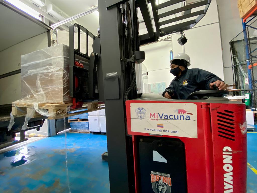 Este jueves, Colombia recibió más de 43.000 dosis de la vacuna de Moderna, en recambio por un lote que se venció antes de ser utilizado.