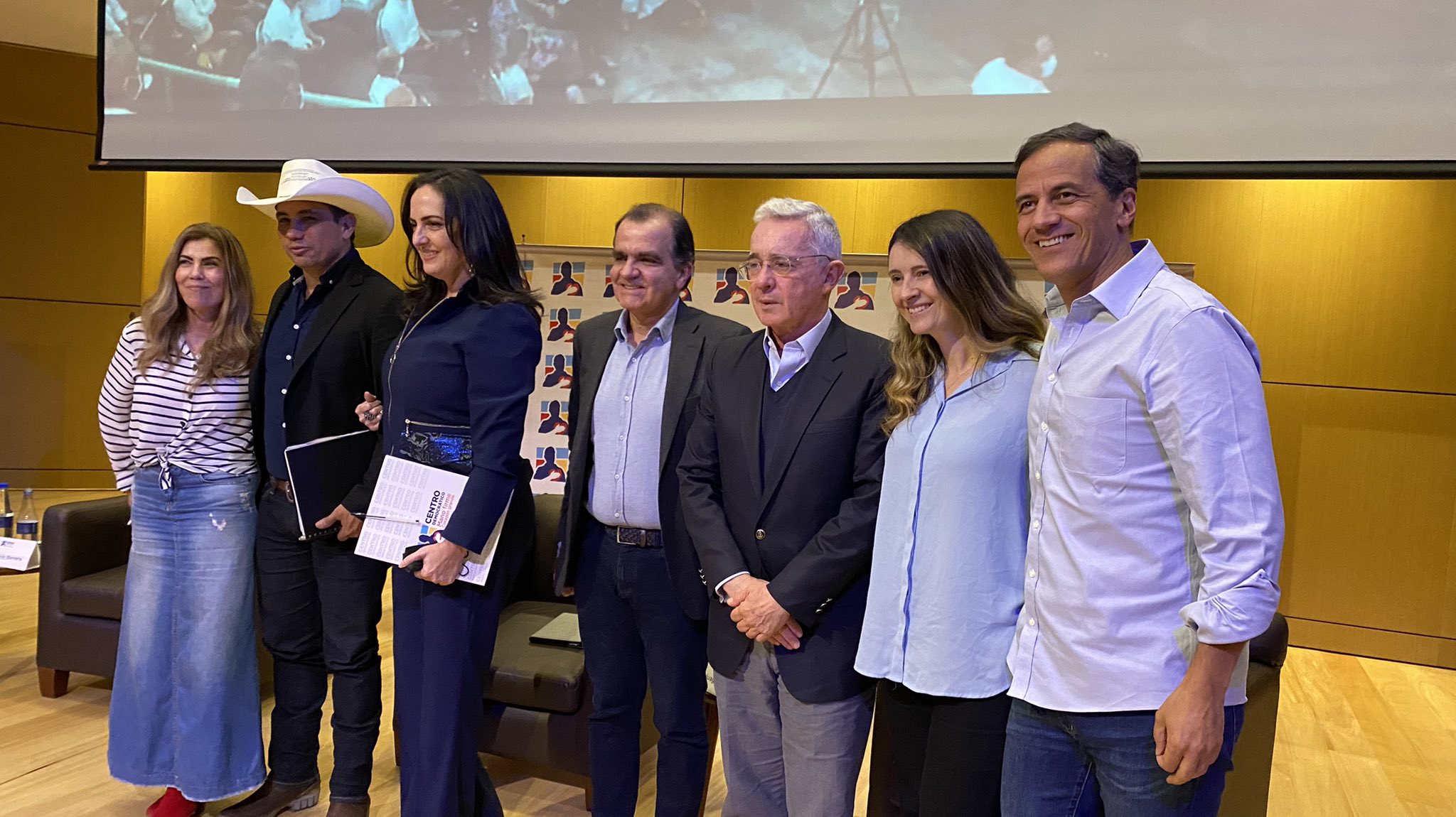 El expresidente Álvaro Uribe Vélez, junto con los pre candidatos del Centro Democrático, en el foro realizado por Unisabana.