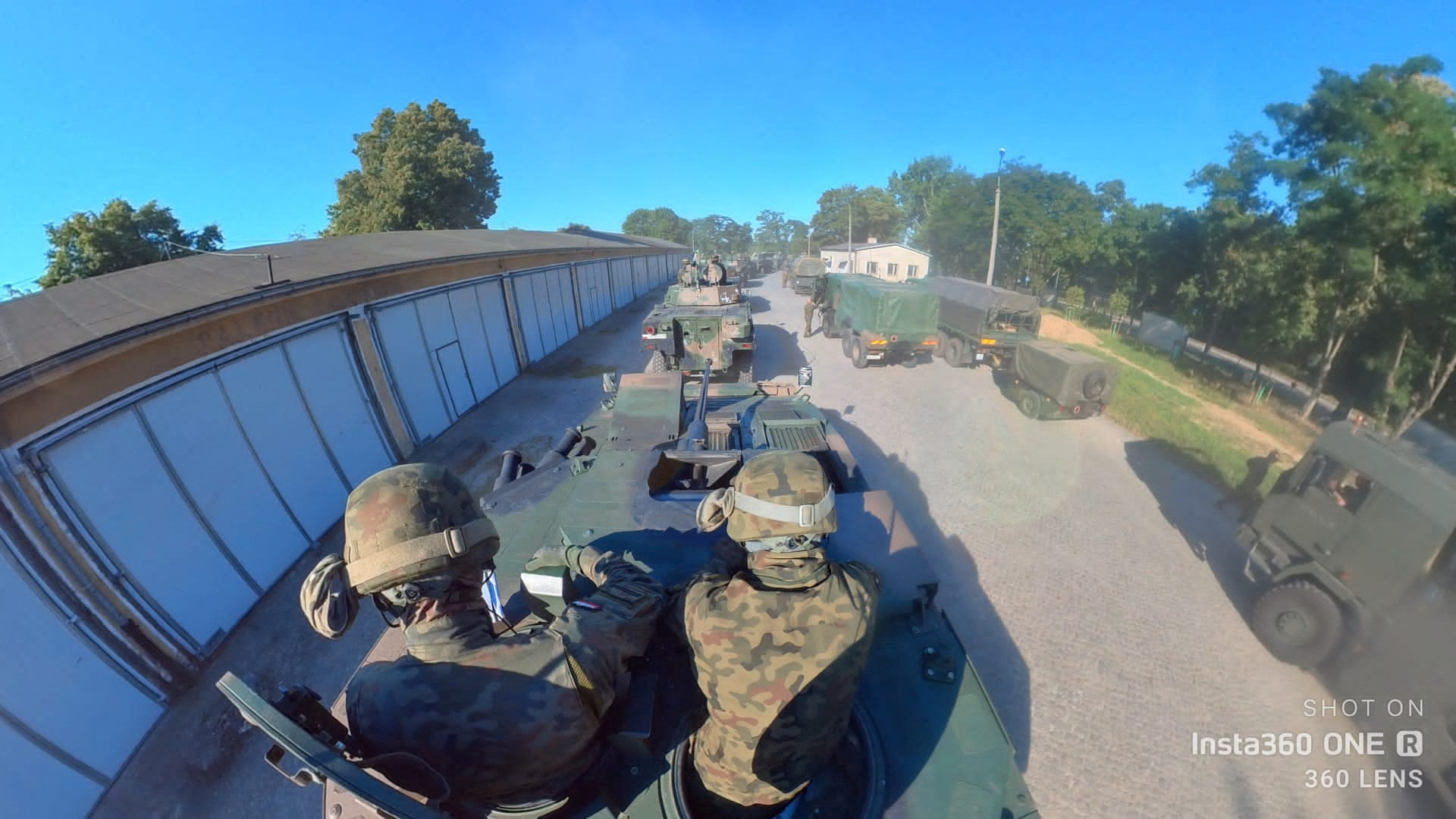 Se ven vehículos del ejército polaco mientras se desplazan hacia la frontera oriental, cerca de Szczecin, Polonia, el 8 de julio de 2023.