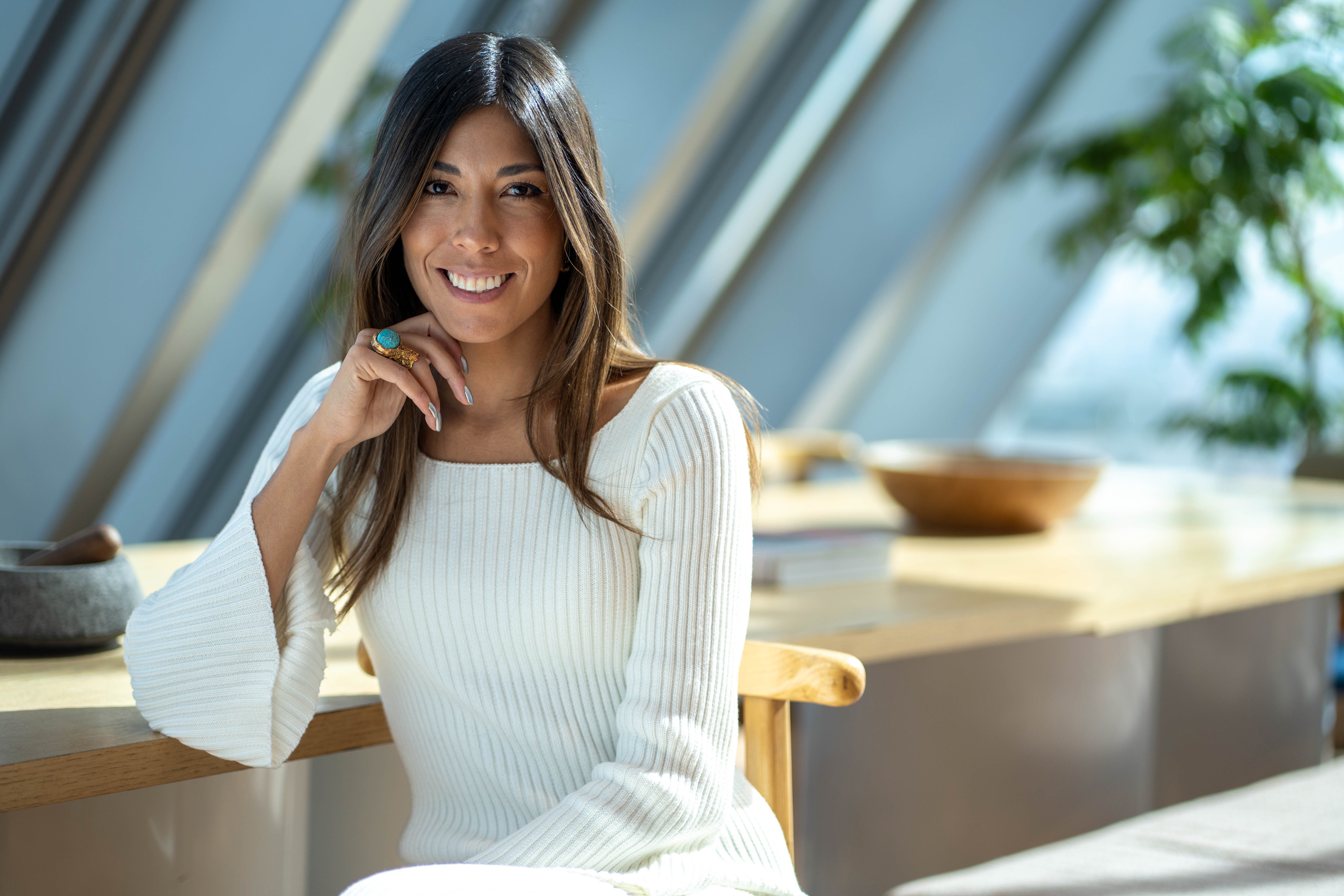 Es importante reconocer que el modelo híbrido no es solo una tendencia local, sino una transformación global en la concepción del trabajo.