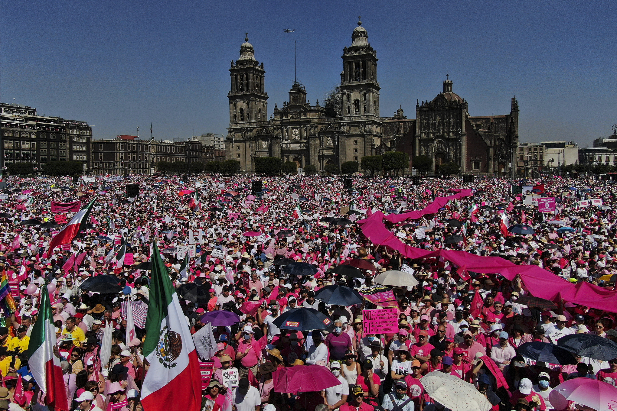 Miles de personas protestan contra una reforma electoral propuesta por el presidente Andrés Manuel López Obrador, en el Zócalo de la Ciudad de México, el domingo 26 de febrero de 2023. 