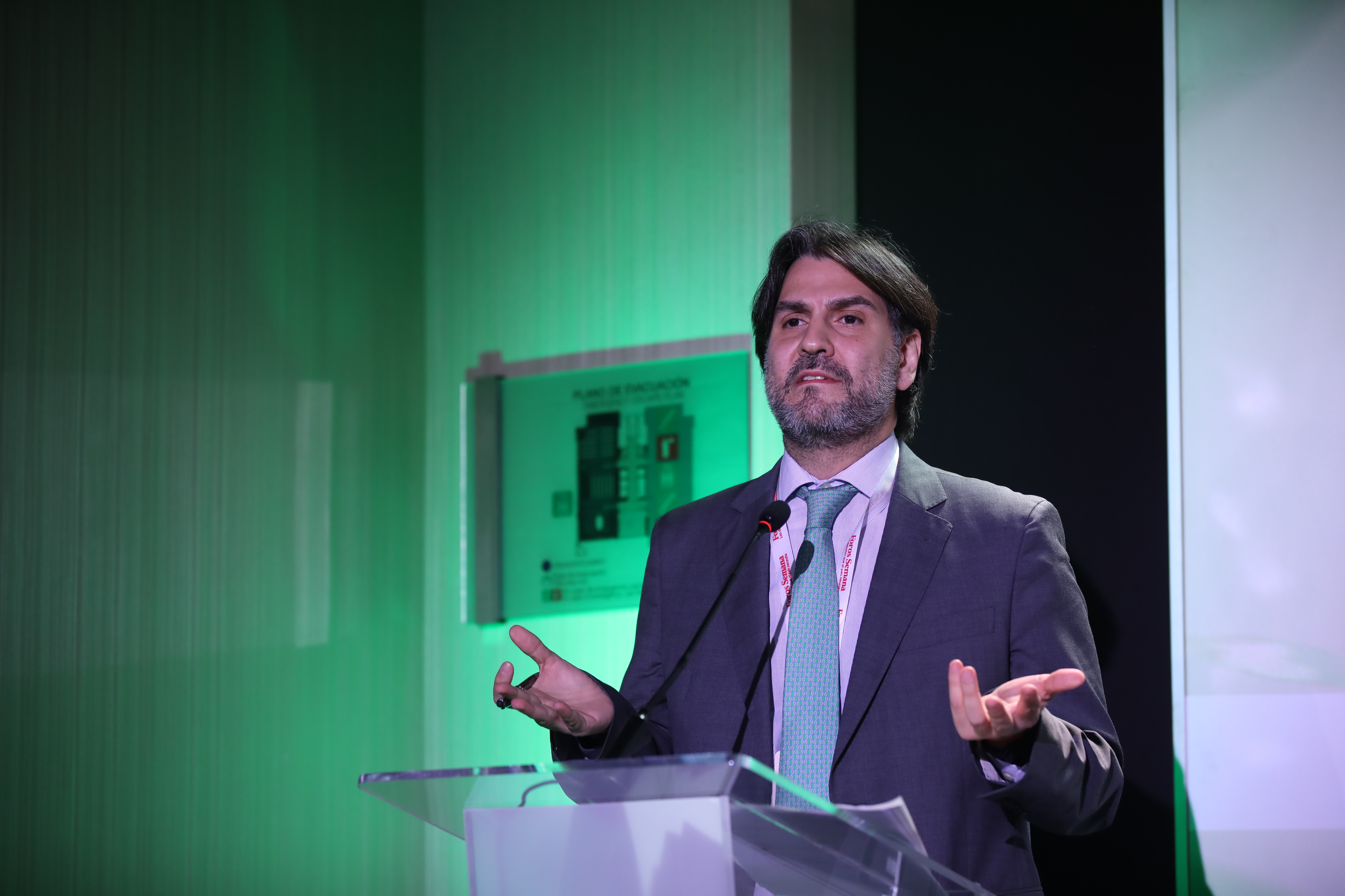 Ángel Cárdenas, gerente de Desarrollo Urbano, Agua y Economías Creativas de la CAF, explicó las ventajas de poner en el centro del desarrollo el cuidado de la biodiversidad.