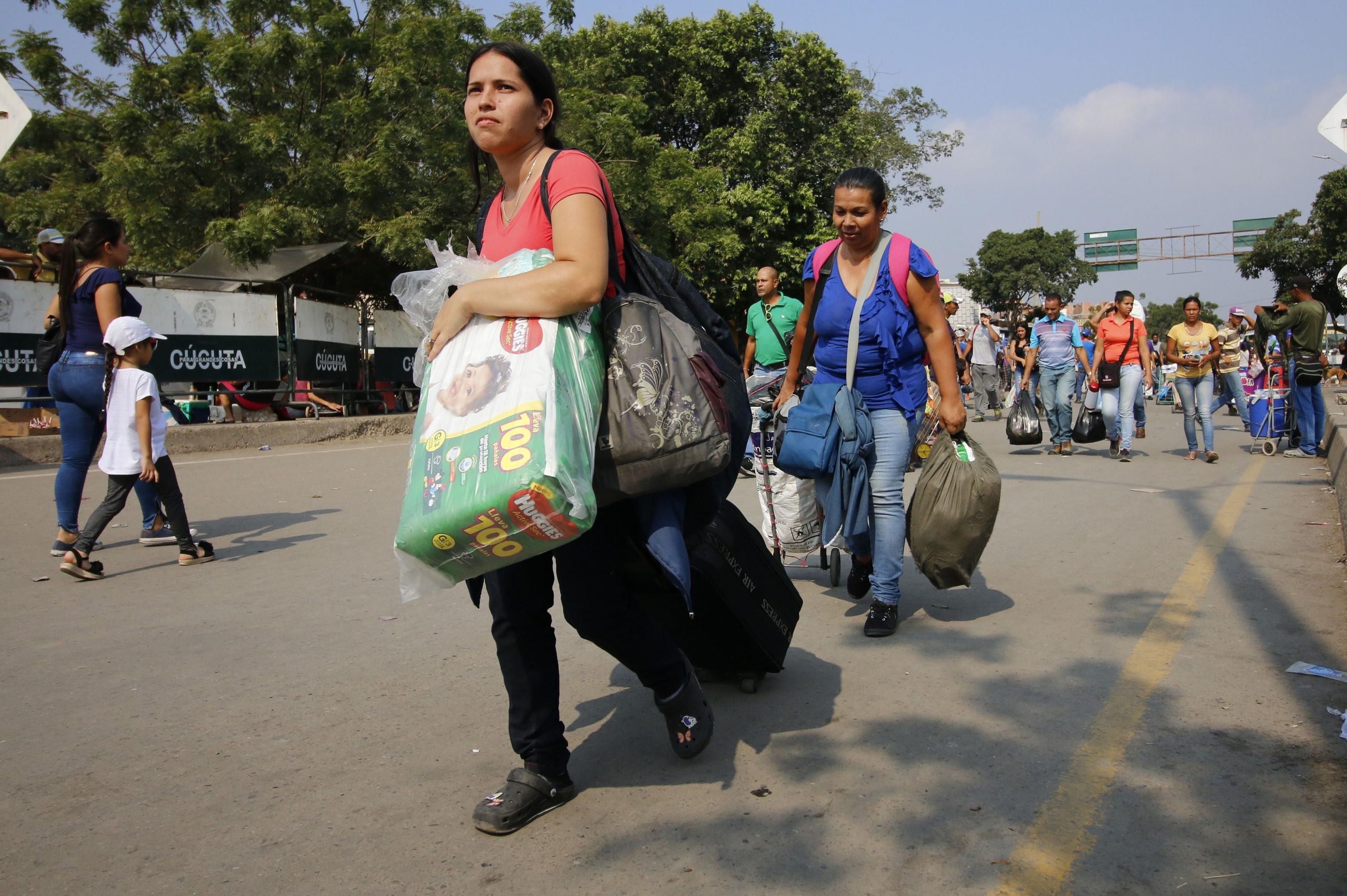 Una mujer vende medicamentos este martes en el puente internacional Simón Bolívar, frontera entre Colombia y Venezuela