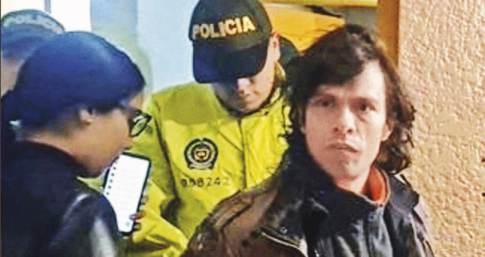   Juan Pablo González fue acusado de la violación de una joven en TransMilenio. Lo enviaron a la URI en Puente Aranda, en donde hicieron justicia por mano propia. Lo mataron a patadas.