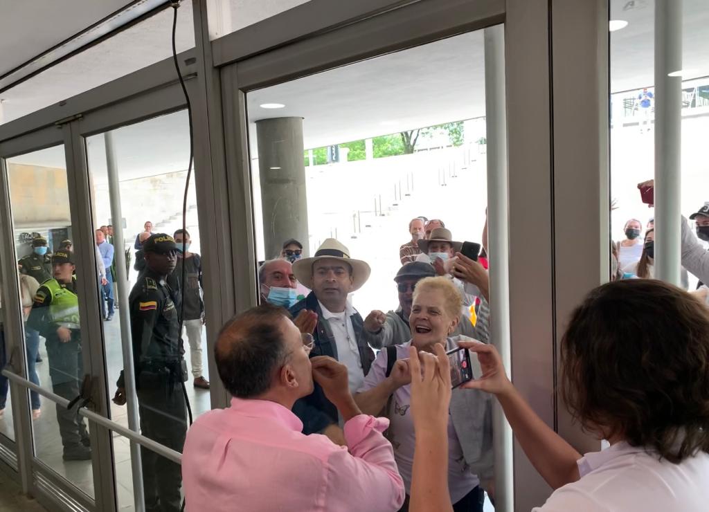 Grupo de ciudadanos rechaza cónclave del Pacto Histórica en Medellín.