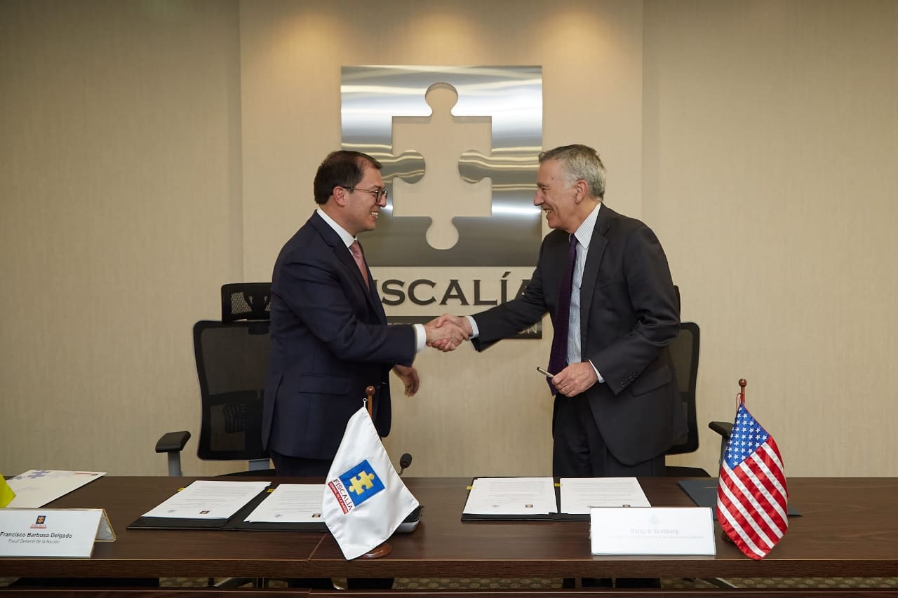 El fiscal general de la Nación, Francisco Barbosa Delgado; y el embajador de Estados Unidos en Colombia, Philip S. Goldberg.