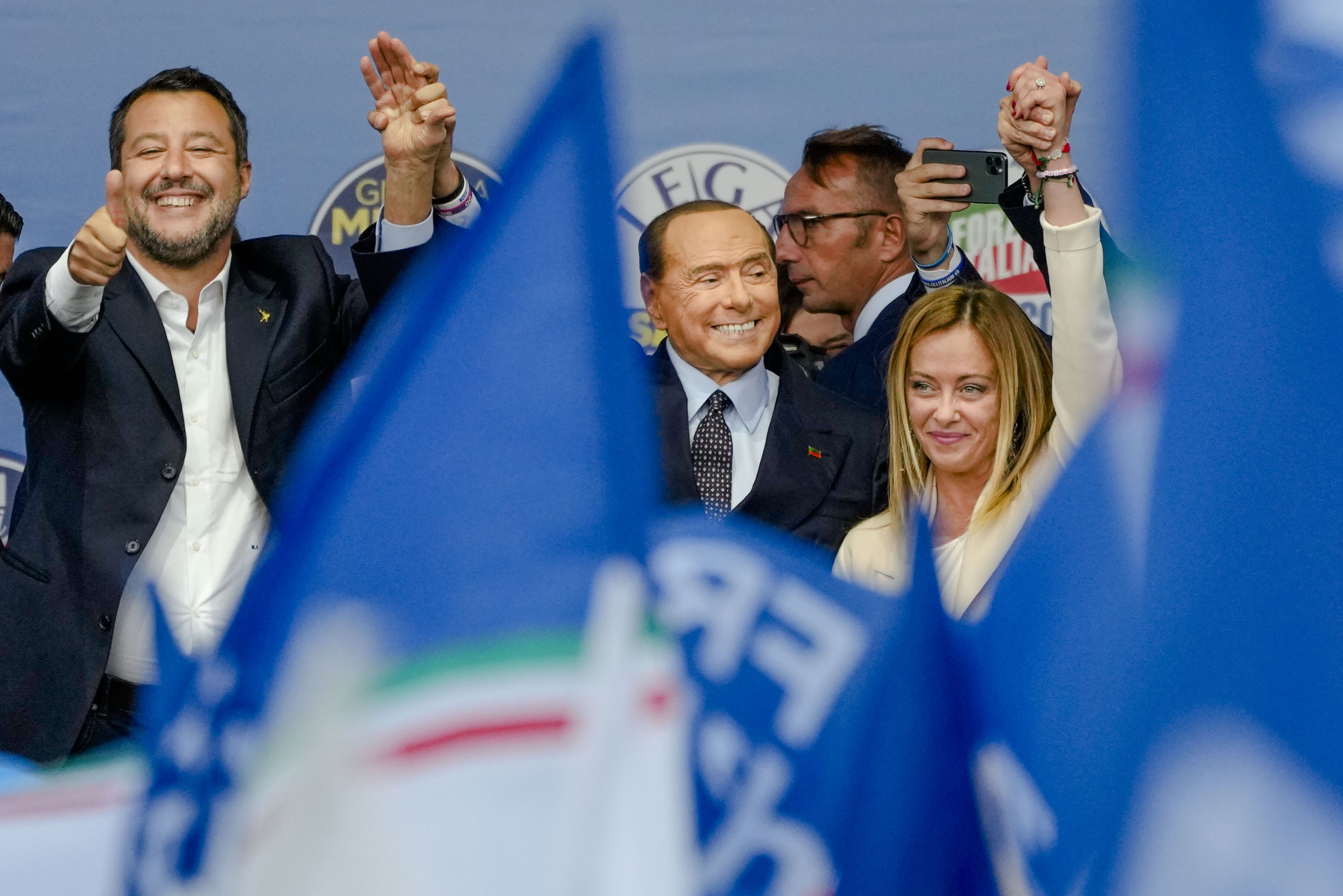 Desde la izquierda, Matteo Salvini de La Liga, Silvio Berlusconi de Forza Italia y Giorgia Meloni de Hermanos de Italia asisten al mitin final de la coalición de centro-derecha en el centro de Roma, el jueves 22 de septiembre de 2022. Los italianos votan el domingo por un nuevo Parlamento, y podrían elegir a su primer primer ministro de extrema derecha de la era de la posguerra. Si las encuestas de opinión se mantienen, Giorgia Meloni podría ser esa primera ministra, así como convertirse en la primera mujer en liderar un gobierno italiano. (AP Foto/Alessandra Tarantino)