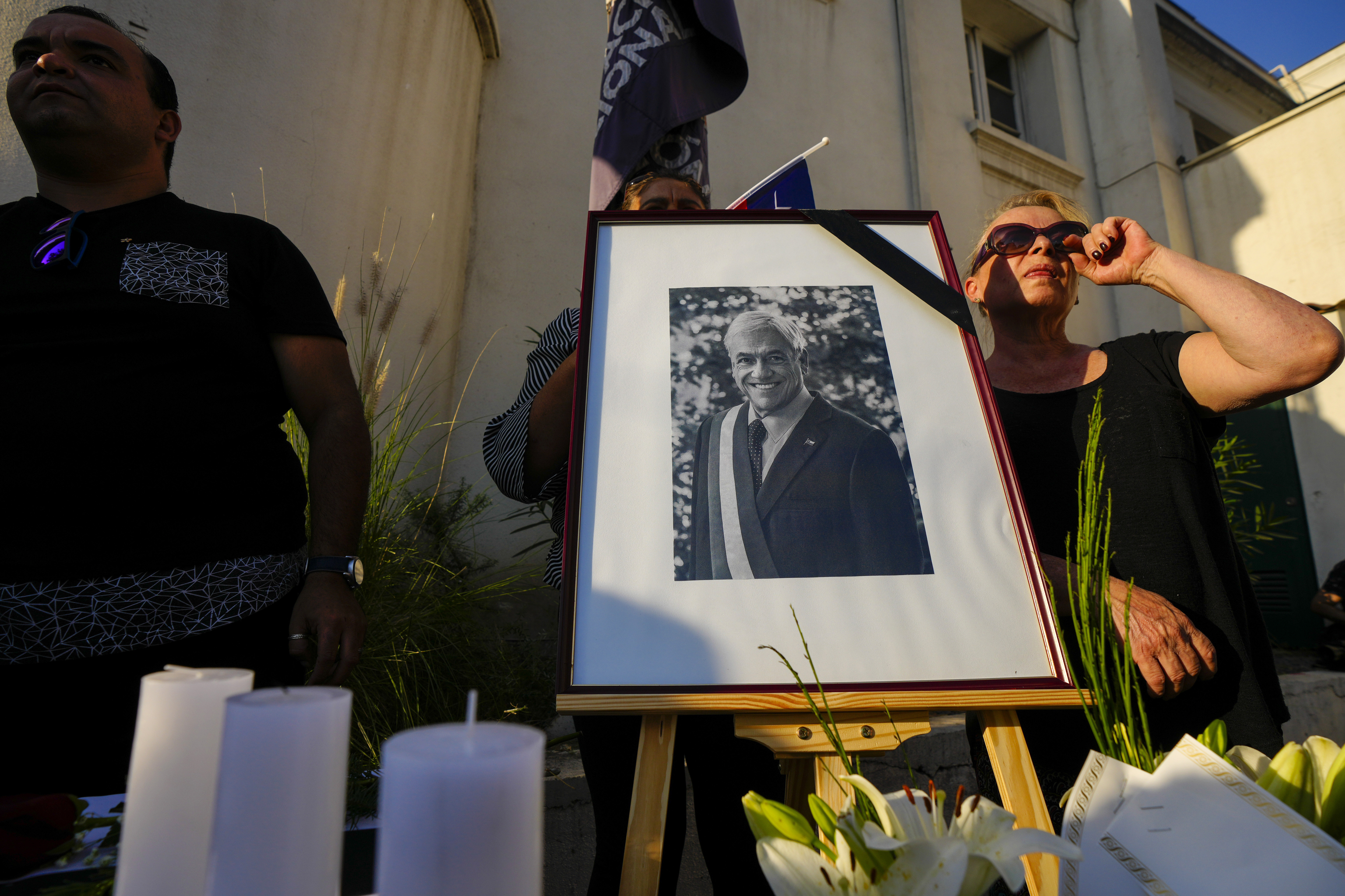 Un retrato del fallecido presidente chileno Sebastián Piñera adorna un monumento en el patio de la sede del partido político Renovación Nacional, en Santiago, Chile, el martes 6 de febrero de 2024.   (Foto AP/Esteban Félix)