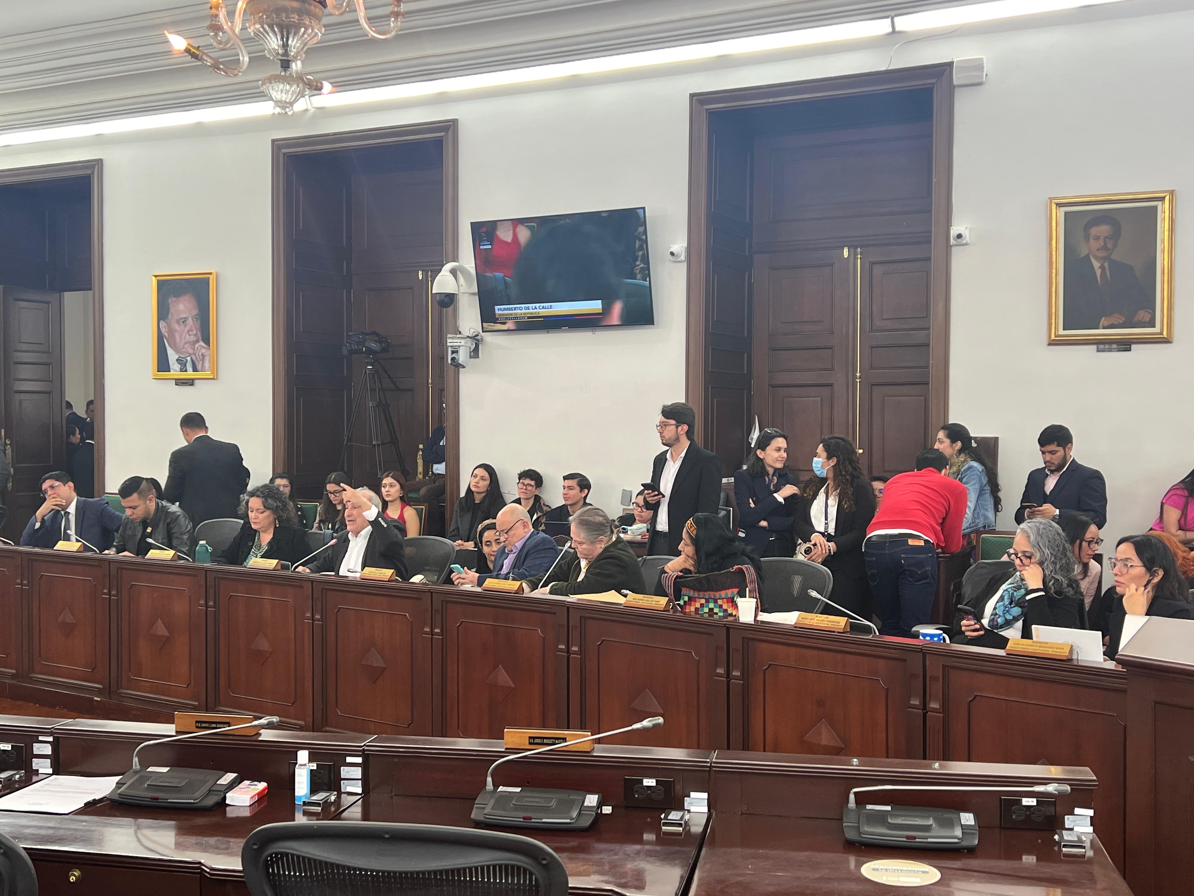 La Comisión Primera del Senado discute el tercer debate del proyecto de ley que busca prohibir el matrimonio infantil en Colombia.