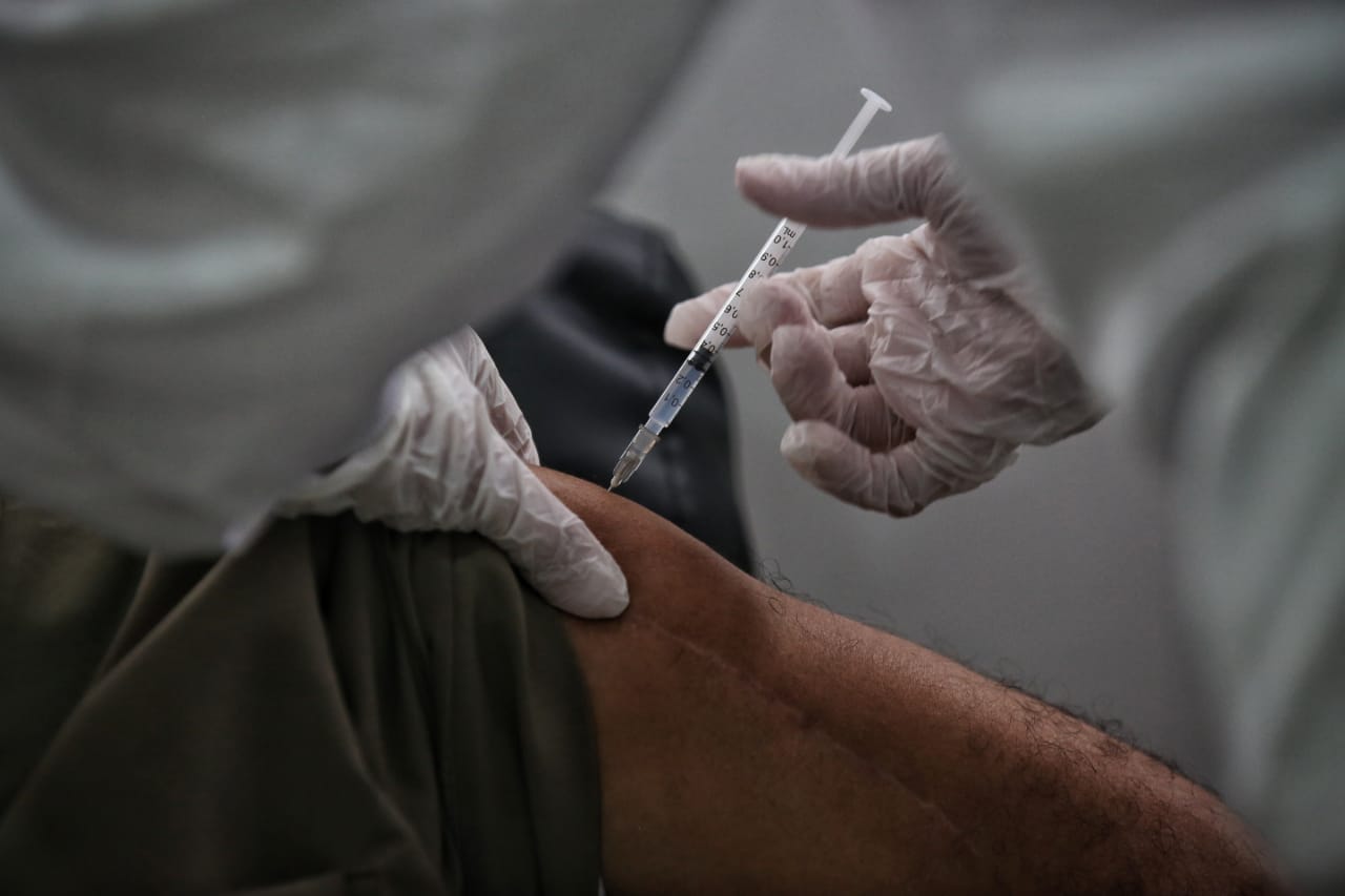 Primer plano de una de las primeras vacunas en ser aplicadas en Colombia.