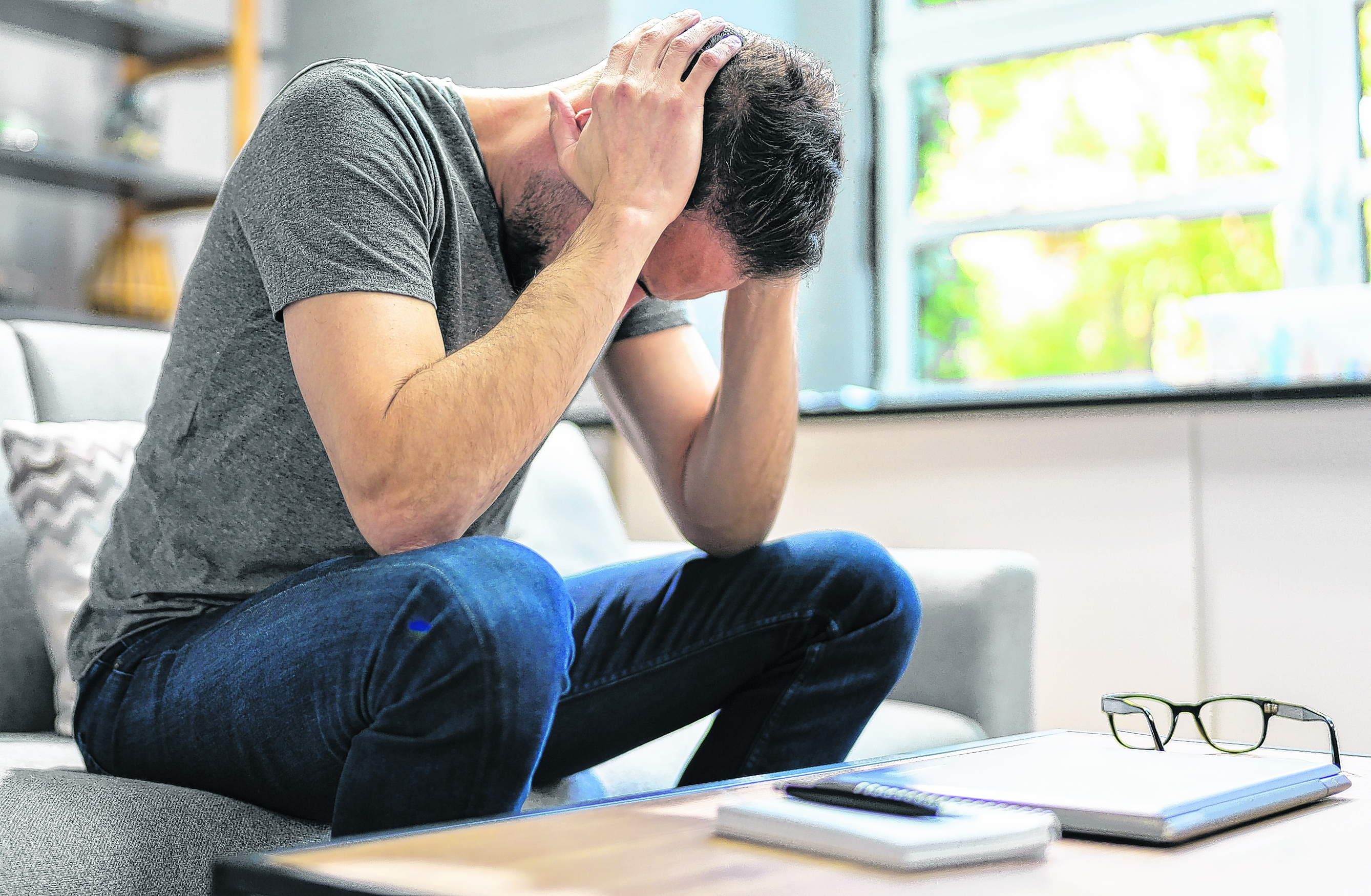 Los oficios o empleos que generan más estrés tanto en Colombia como en el mundo por lo general son aquellos cargos con alta responsabilidad en donde las jornadas laborales son largas y no se establecen límites de horarios para compartir en familia o disfrutar de un tiempo libre. Sucede con frecuencia en el gremio médico y medios de comunicación.