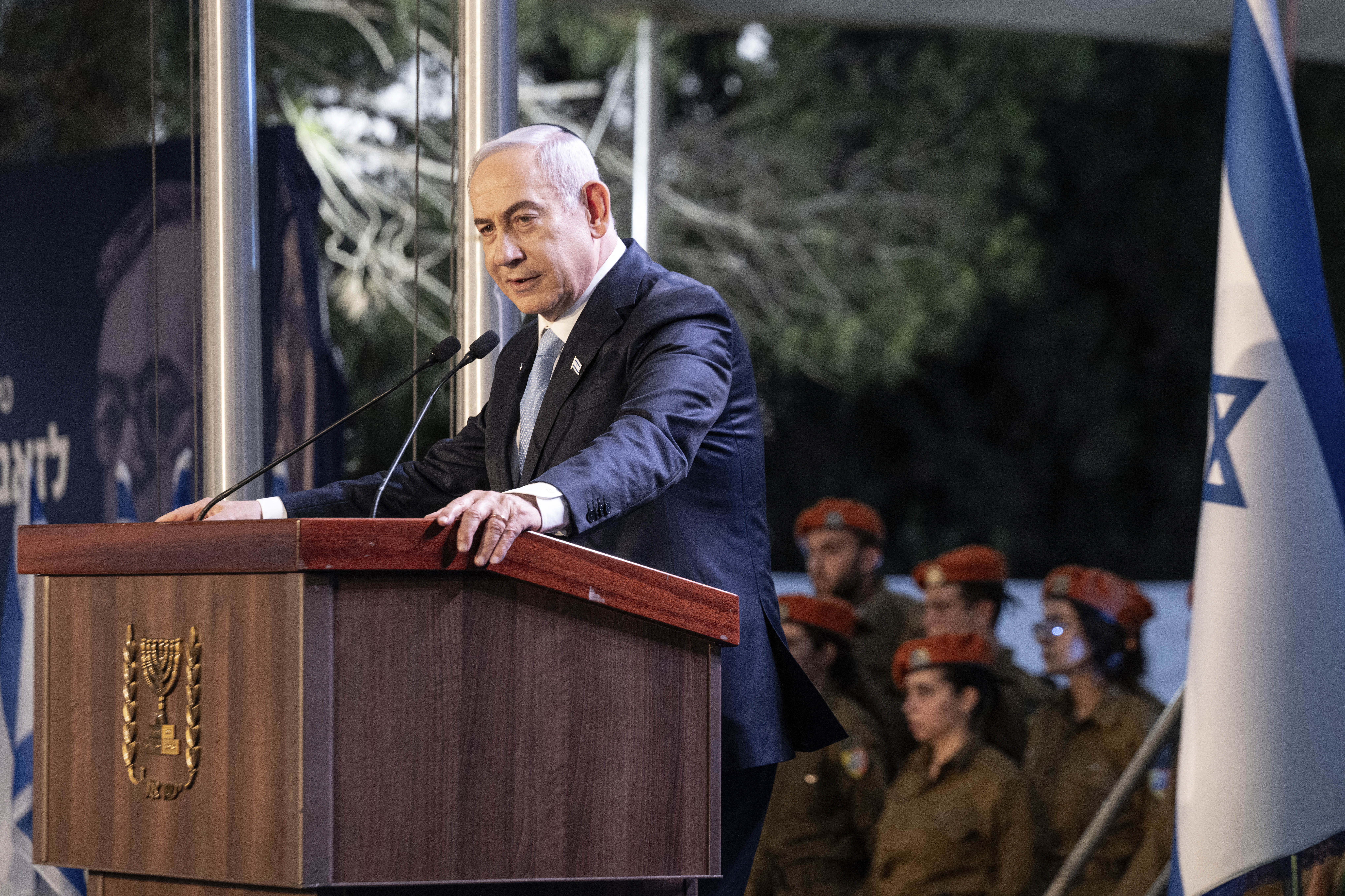 El primer ministro israelí, Benjamin Netanyahu, habla en el monumento estatal al líder sionista Zeev Jabotinsky en el cementerio militar Monte Herzl en Jerusalén, el 4 de agosto de 2024. (Foto de Naama Grynbaum / POOL / AFP)