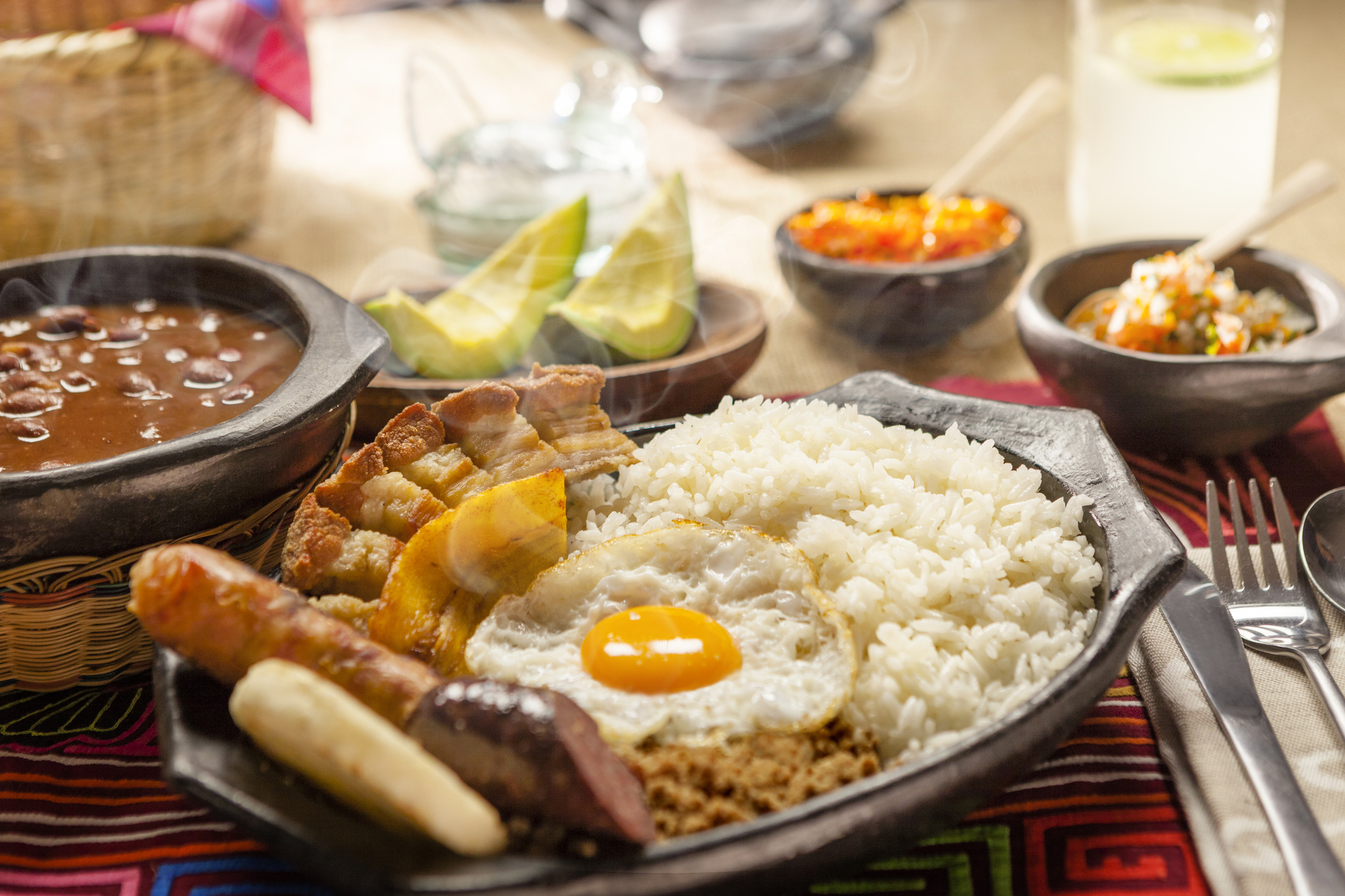 Uno de los platos típicos del Eje Cafetero es la bandeja paisa.