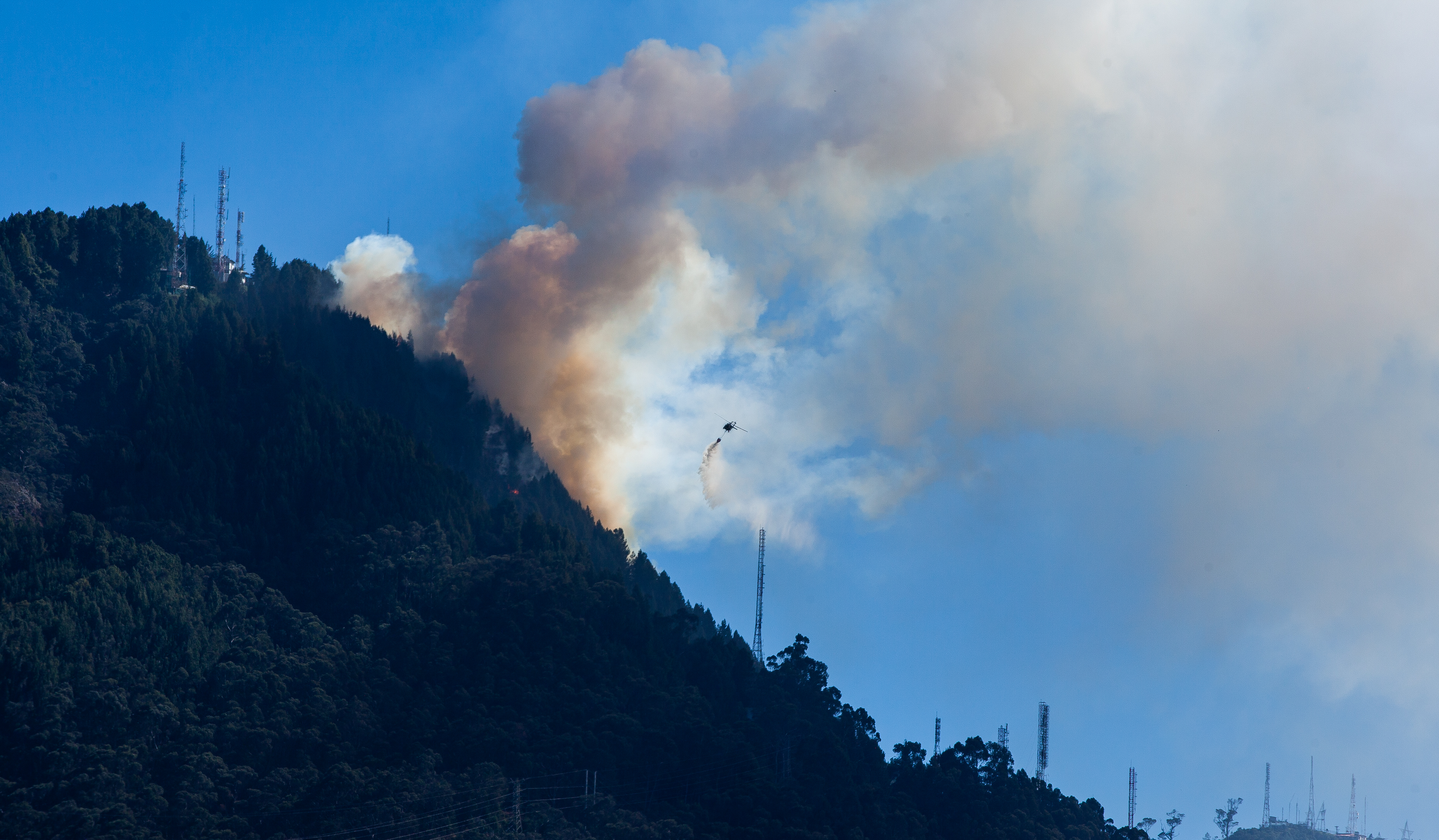 Incendio forestal en los cerros orientales en Bogotá