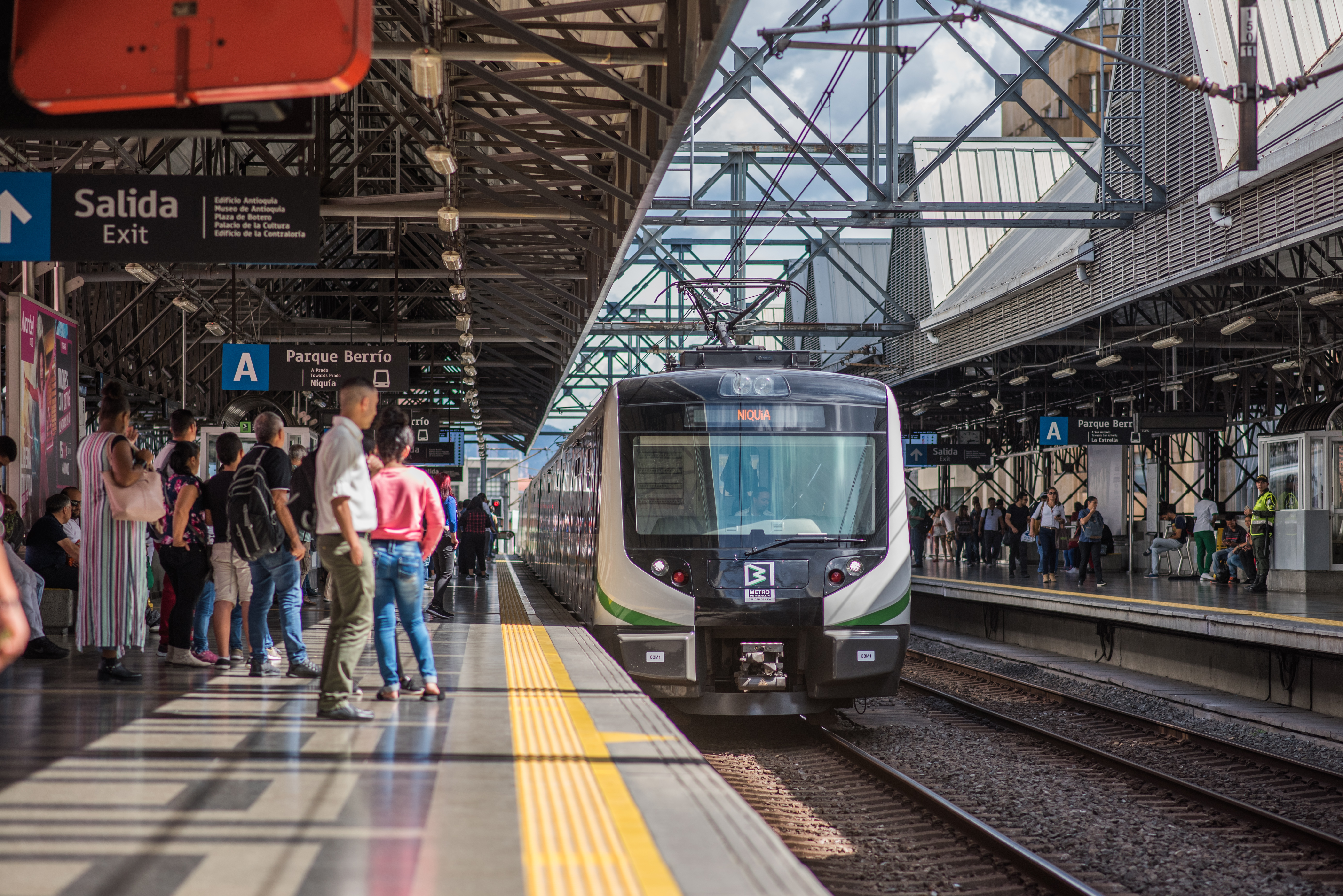 Nuevo escándalo por video sexual grabado en vagones de metro de Medellín