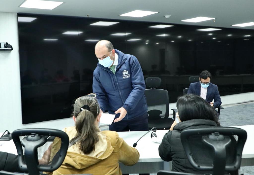 Defensor del Pueblo entrega cartas a familiares de colombianos detenidos en Haití