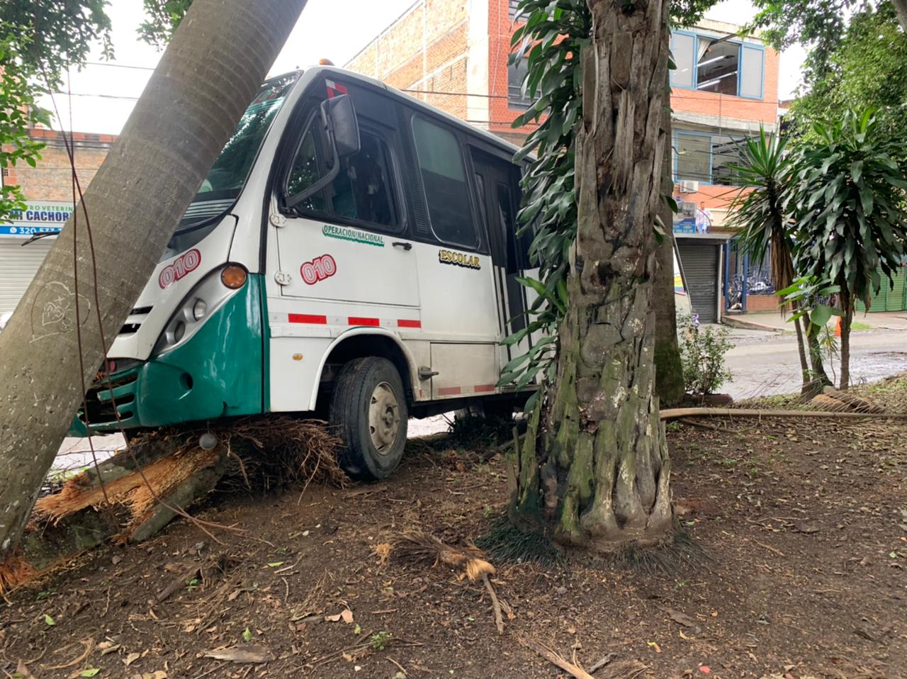 Así quedó el bus escolar accidentado en Cali