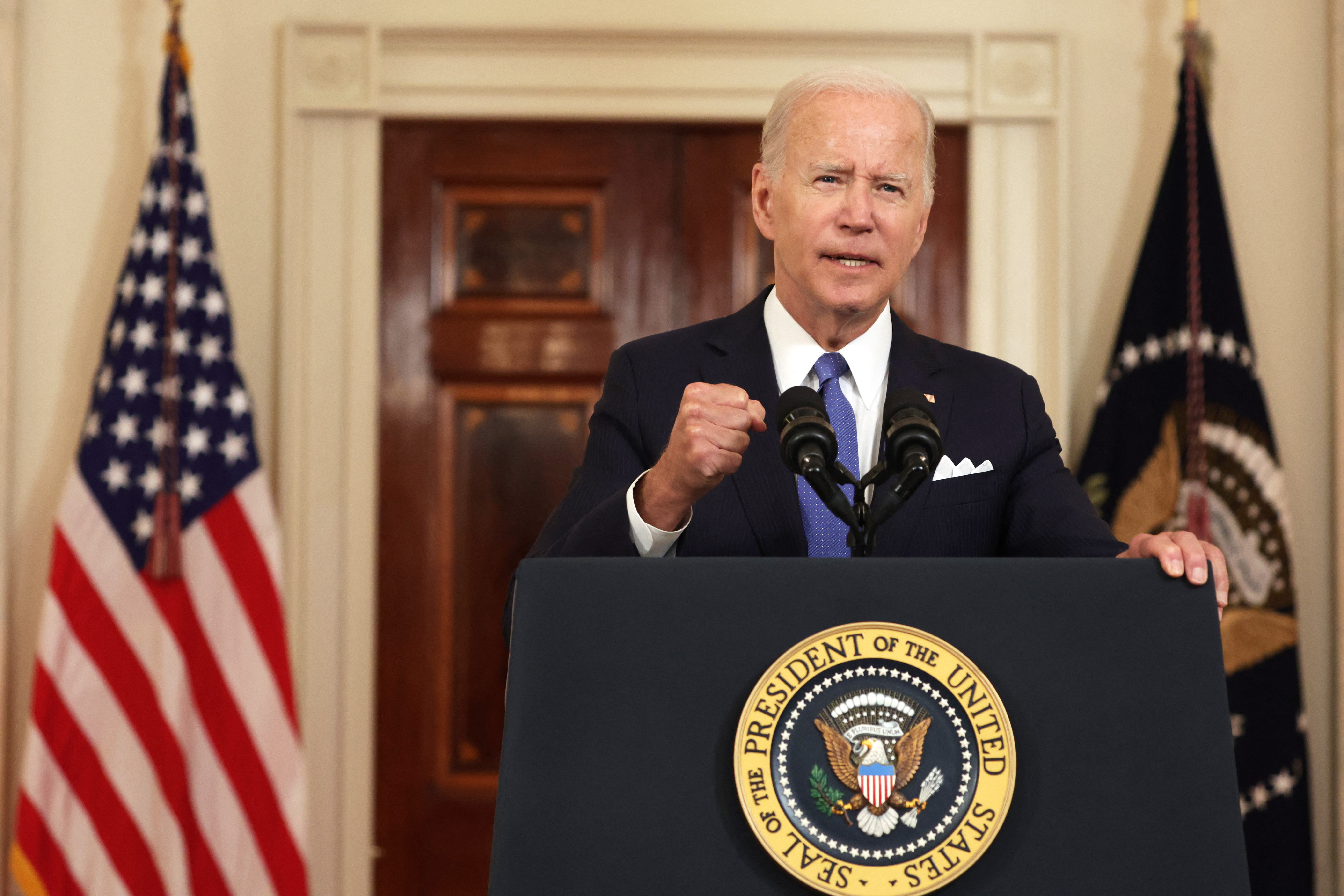 El presidente de EE. UU., Joe Biden, aborda la decisión de la Corte Suprema sobre Dobbs v. Jackson Women's Health Organization para anular Roe v. Wade el 24 de junio de 2022 en Cross Hall en la Casa Blanca en Washington, DC. (Foto de ALEX WONG/GETTY IMAGES NORTH AMERICA/Getty Images vía AFP)