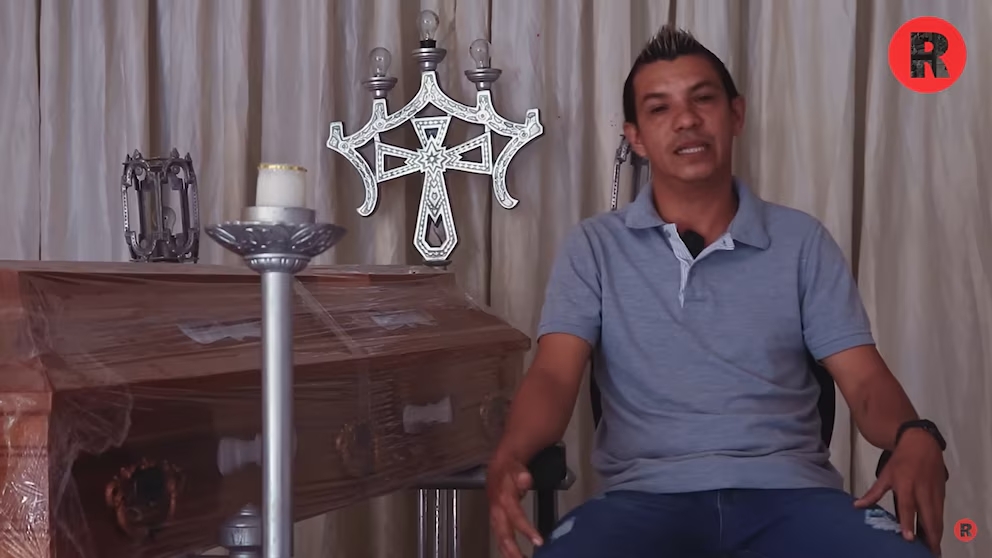 Miguel Ángel López había preparado más de 500 cuerpos como embalsamador en zonas de conflicto - crédito 'El Trabajo del Embalsamador de Guerra en Colombia'