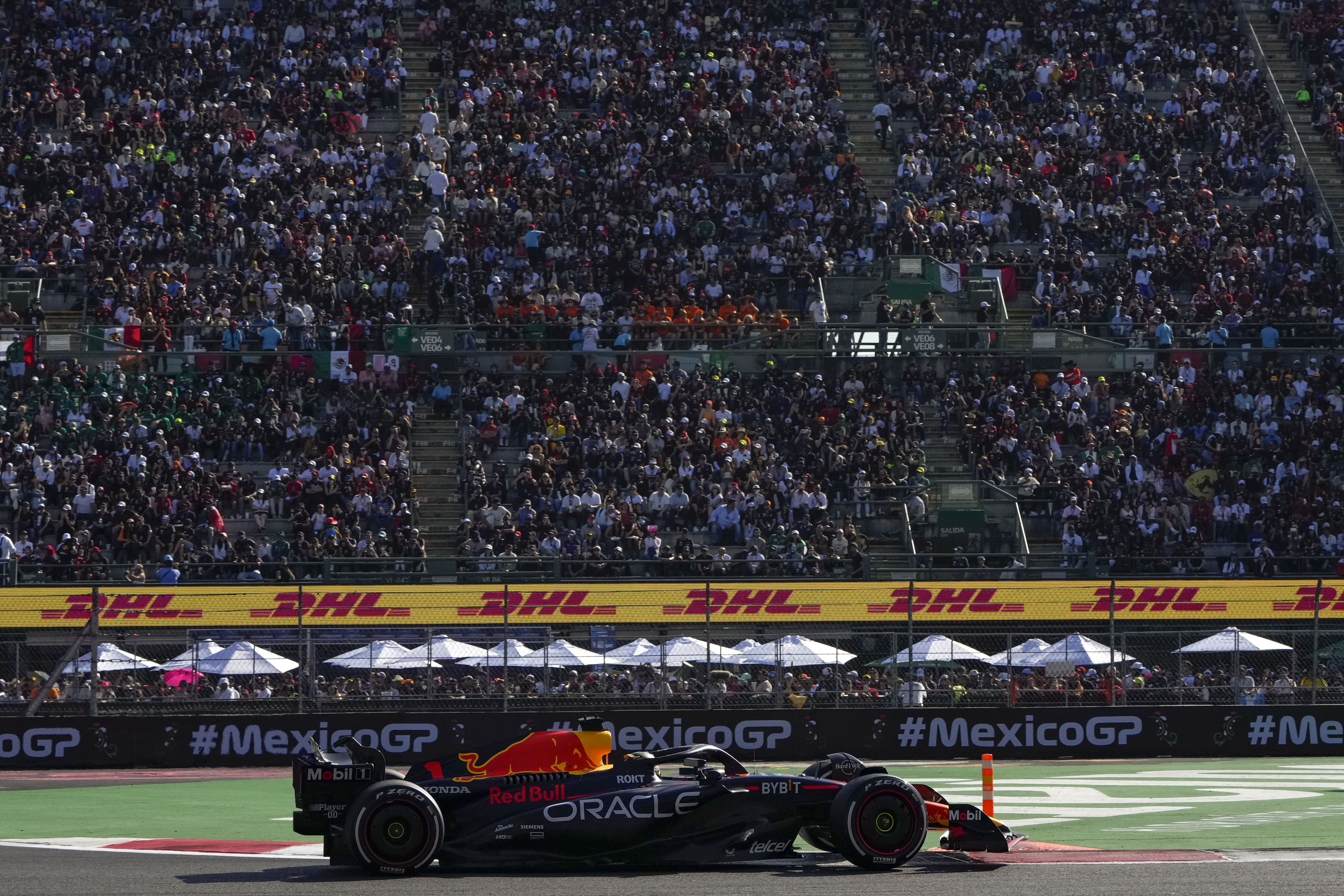Max Verstappen, de Holanda, conduce su Red Bull durante la carrera de autos del Gran Premio de México de Fórmula Uno en el autódromo Hermanos Rodríguez en la Ciudad de México, el domingo 29 de octubre de 2023. (Foto AP/Fernando Llano)