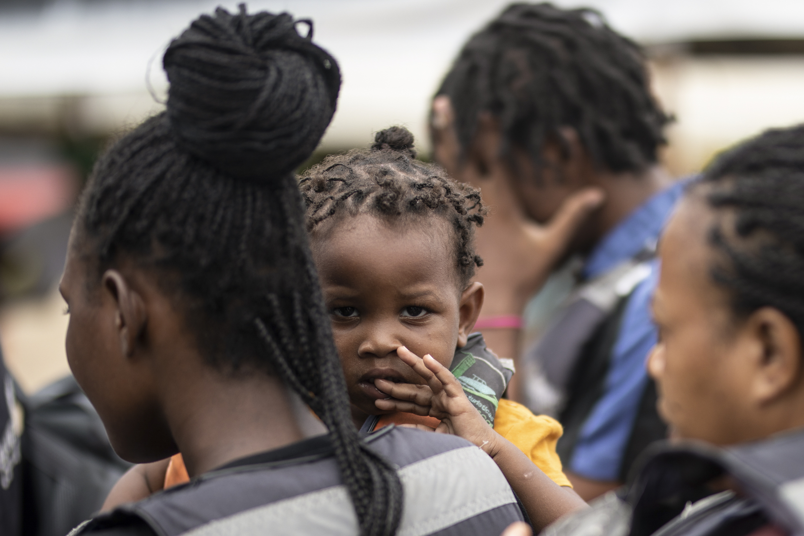 Migrantes hacen fila para abordar un bote para cruzar el Golfo de Urabá y comenzar su caminata a través del Tapón del Darién en su camino a Estados Unidos en Necoclí, Colombia, el sábado 7 de octubre de 2023. (Foto AP/Ivan Valencia)