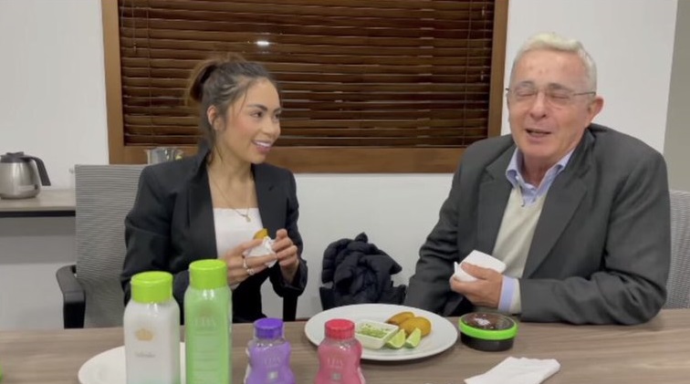 Álvaro Uribe se reúne con Epa Colombia