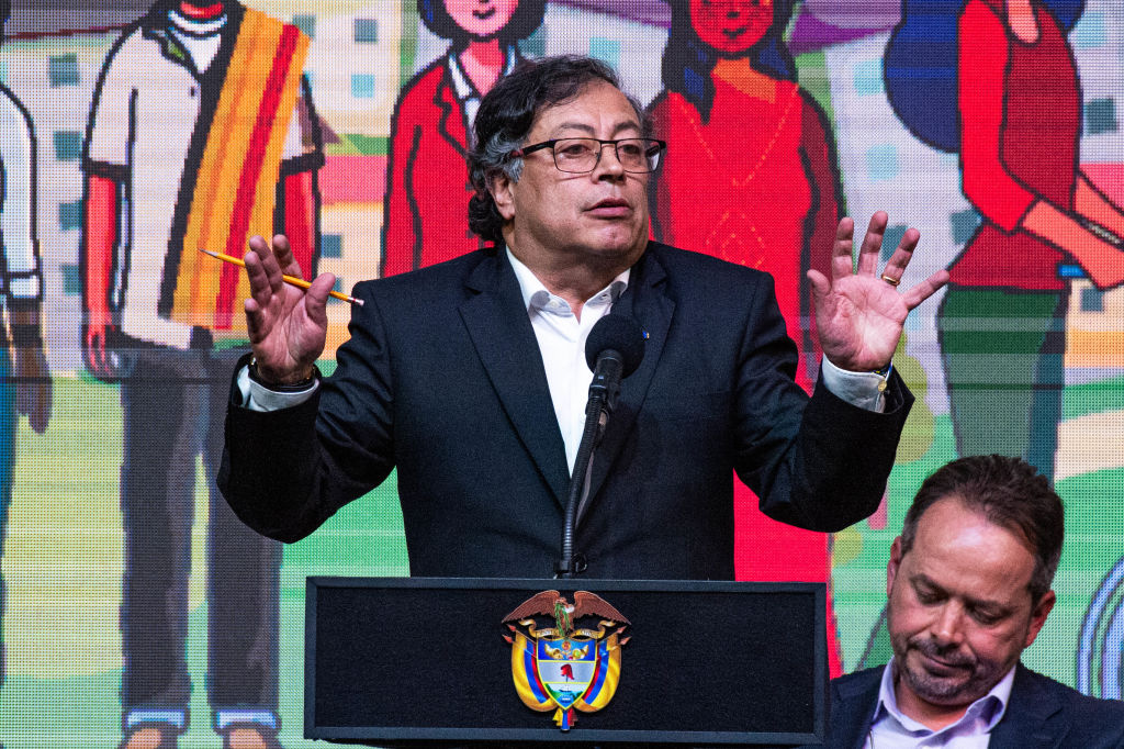 El presidente colombiano Gustavo Petro pronuncia un discurso durante una ceremonia para iniciar un alto el fuego de seis meses como parte de un proceso para iniciar una paz permanente entre el ELN y el gobierno en Bogotá, Colombia, el 3 de agosto de 2023. (Foto de Sebastián Barros /NurPhoto vía Getty Images)