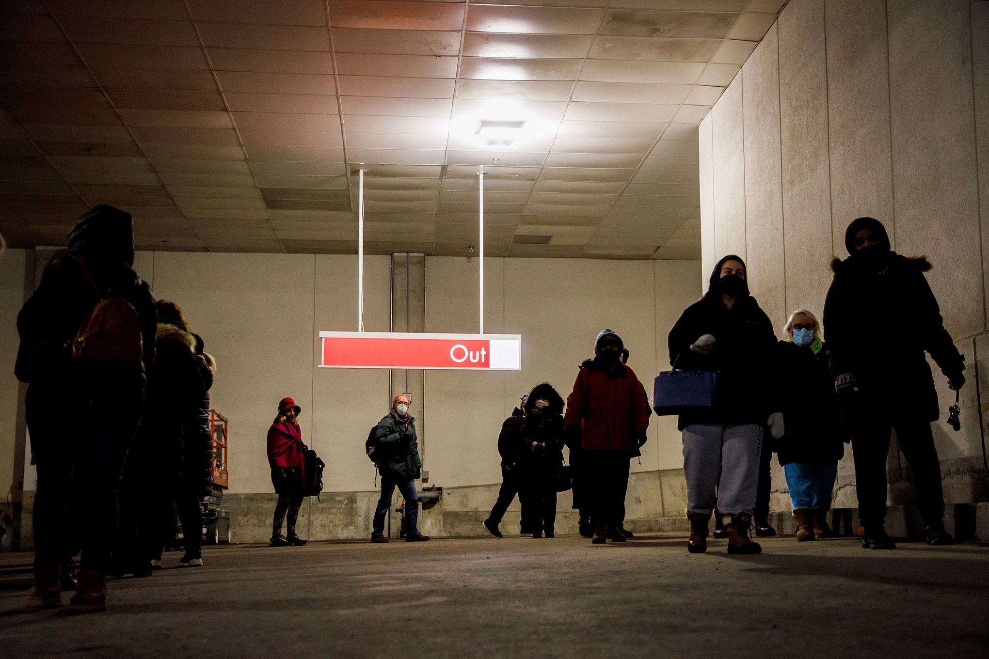 La gente hace cola para recoger los kits de prueba del antígeno de la enfermedad del coronavirus (COVID-19), ya que la última variante de Omicron emerge como una amenaza, en el Yorkdale Mall en Toronto, Ontario, Canadá, el 22 de diciembre de 2021. Foto REUTERS / Cole Burston 