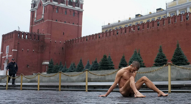 Clavo sus testículos al suelo Piotr Pavlenski Rusia