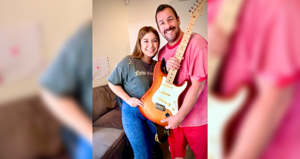 Andrea Ferrero junto a Adam Sandler, quien actualmente es su jefe.