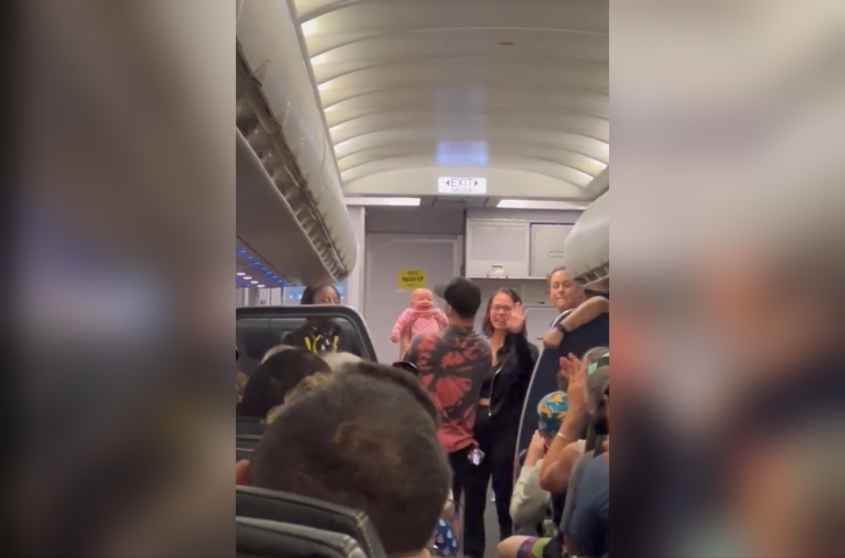 : En pleno vuelo, una enfermera salvó a un bebé que se estaba ahogando