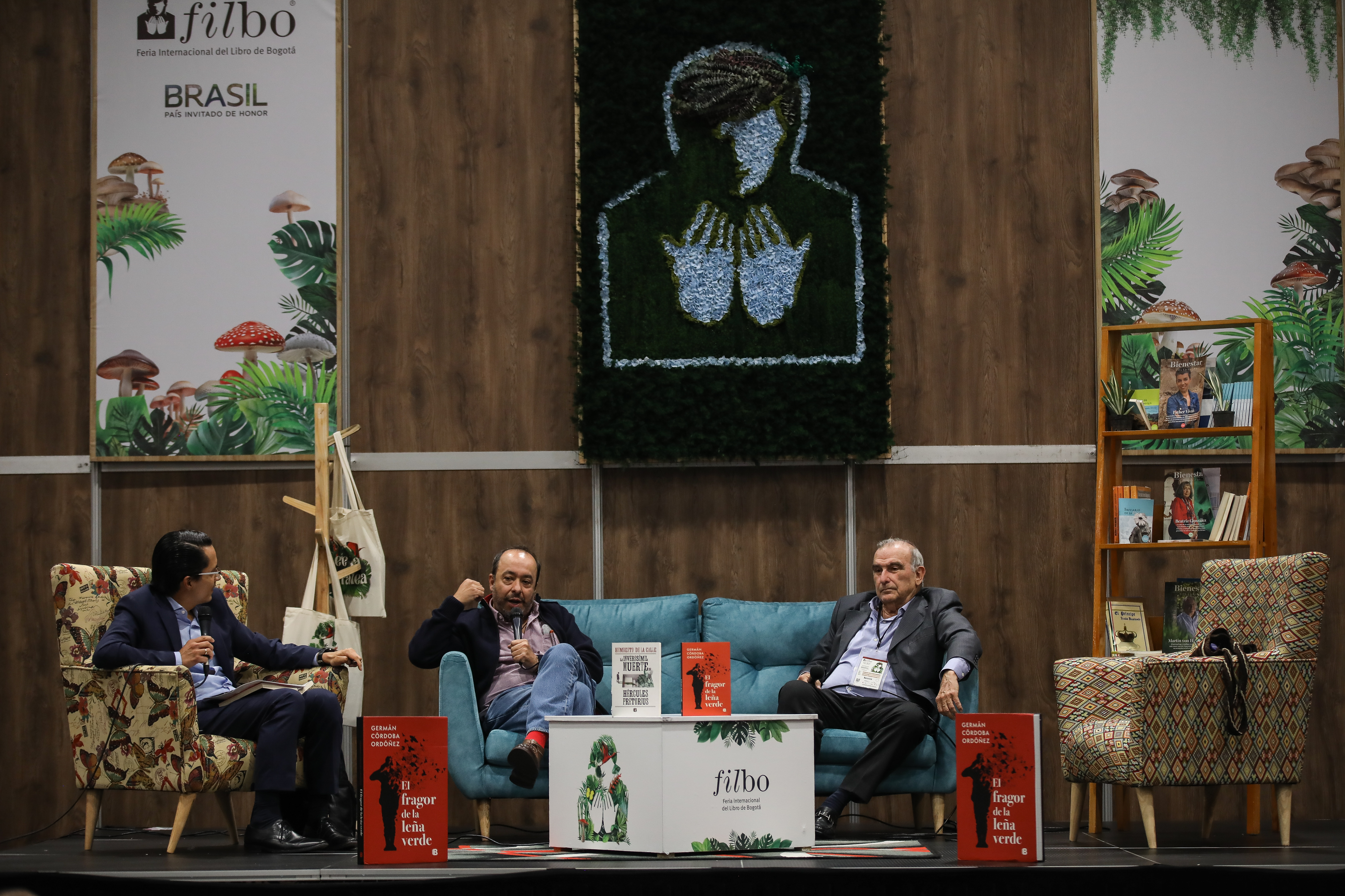 Lanzamiento Libro La Inverosímil muerte de Hércules Pretorius
Humberto de la Calle

El Fragor de la leña verde
Germán Córdoba Ordóñez
Yesid Lancheros