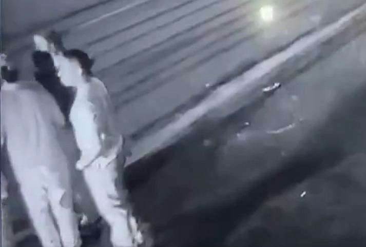 El conductor no se detuvo a prestar ayuda a los lesionados y emprendió una fuga inmediata del lugar.