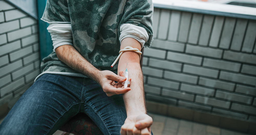     El fentanilo causó, solamente en 2022, alrededor de 10.000 muertes por sobredosis. La sustancia es 100 veces más potente que la heroína. 