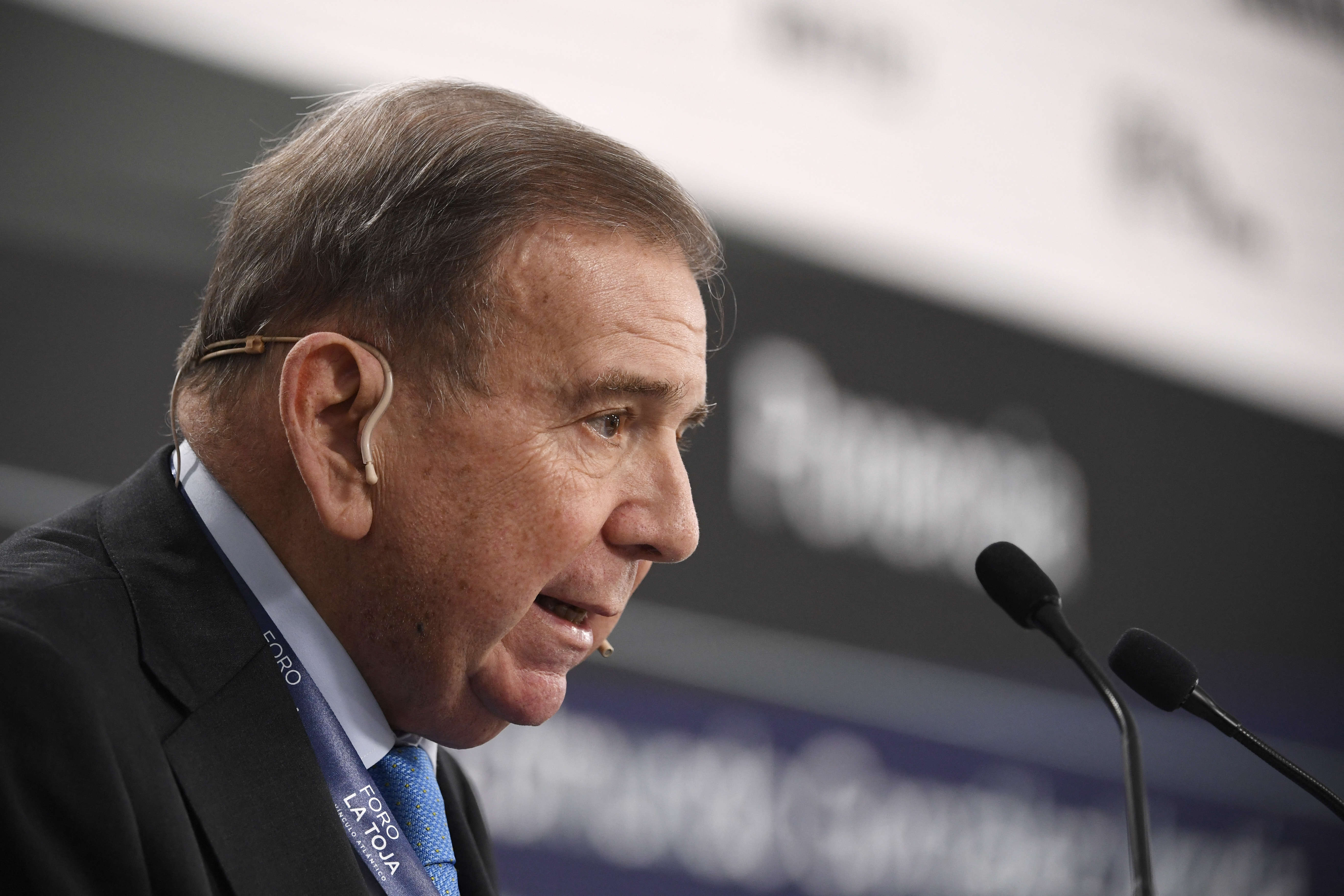 El candidato presidencial de la oposición venezolana, Edmundo González Urrutia, participa en el evento Foro La Toja - Enlace Atlántico, en A Illa da Toxa el 4 de octubre de 2024. (Foto de MIGUEL RIOPA / AFP)