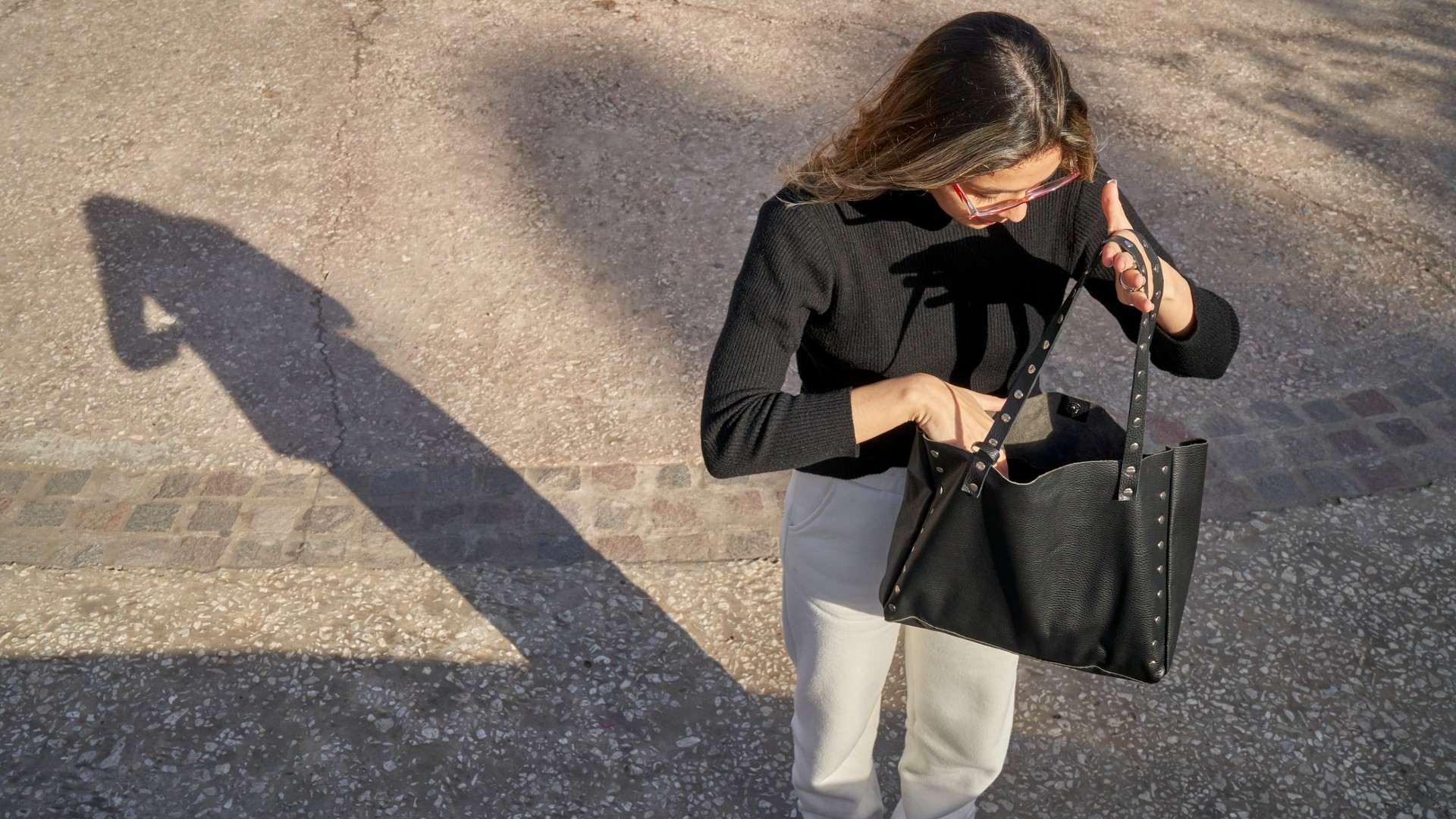 Los AirTags fueron introducidos al mercado como una solución práctica para localizar objetos extraviados, como llaves, mochilas o carteras.