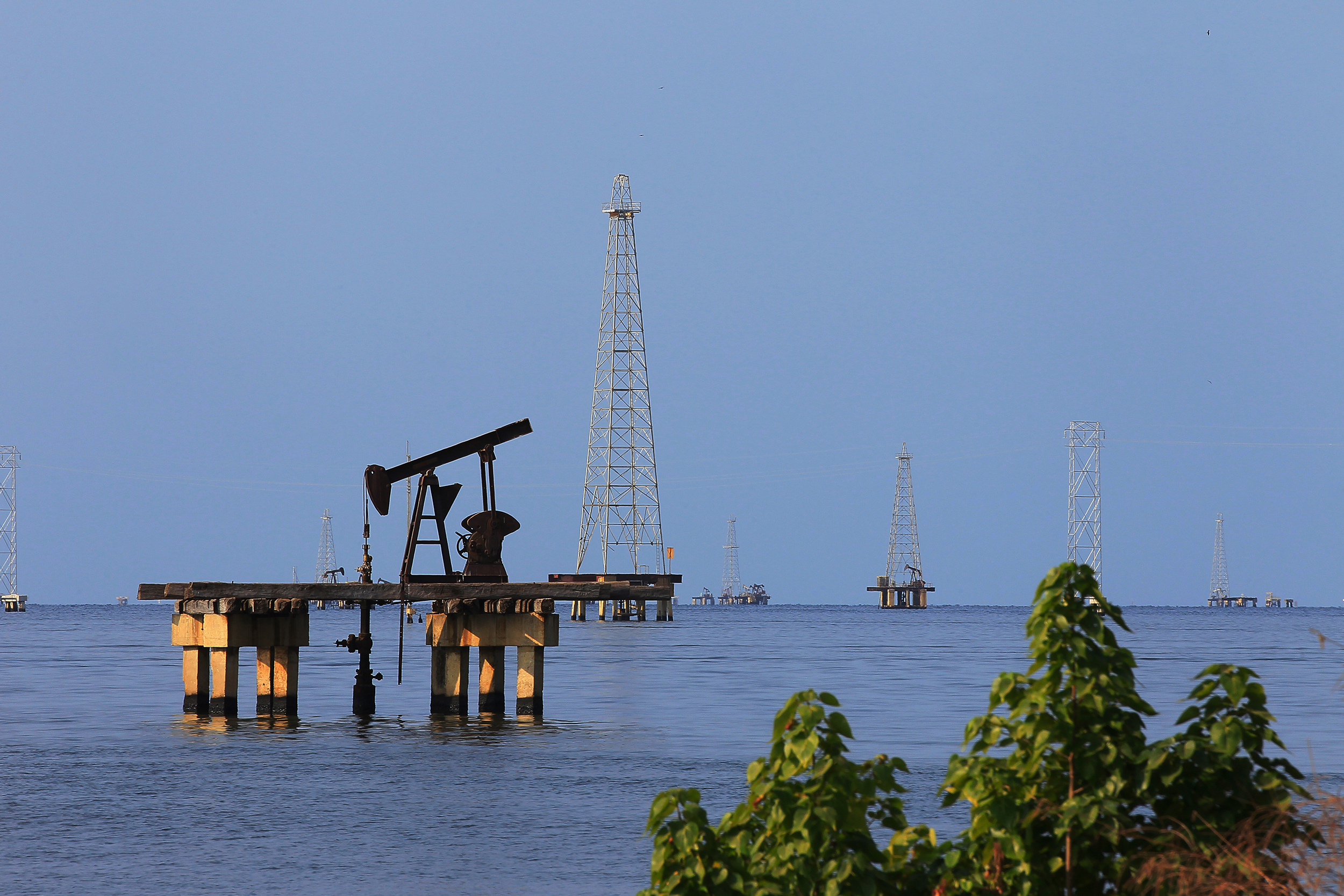 Vista general de las Torres y plataformas petroleras de la Empresa Petrolera Estatal de Venezuela, Compañía Petrolera Venezolana SA (PDVSA). (El crédito de la foto debe ser José Bula Urrutia / Eyepix Group/Future Publishing vía Getty Images)