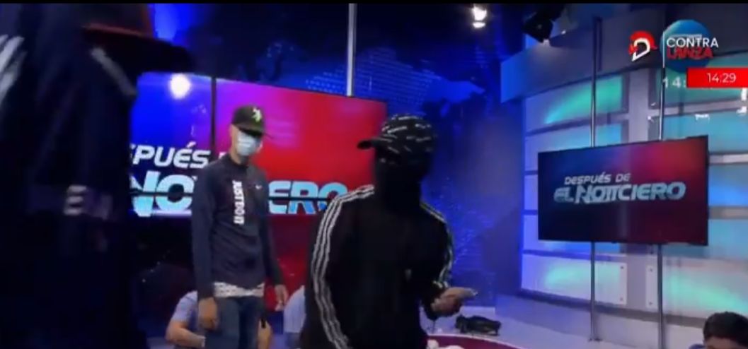 Los encapuchados estarían aún en el lugar mientras la policía intenta hacer frente a la situación