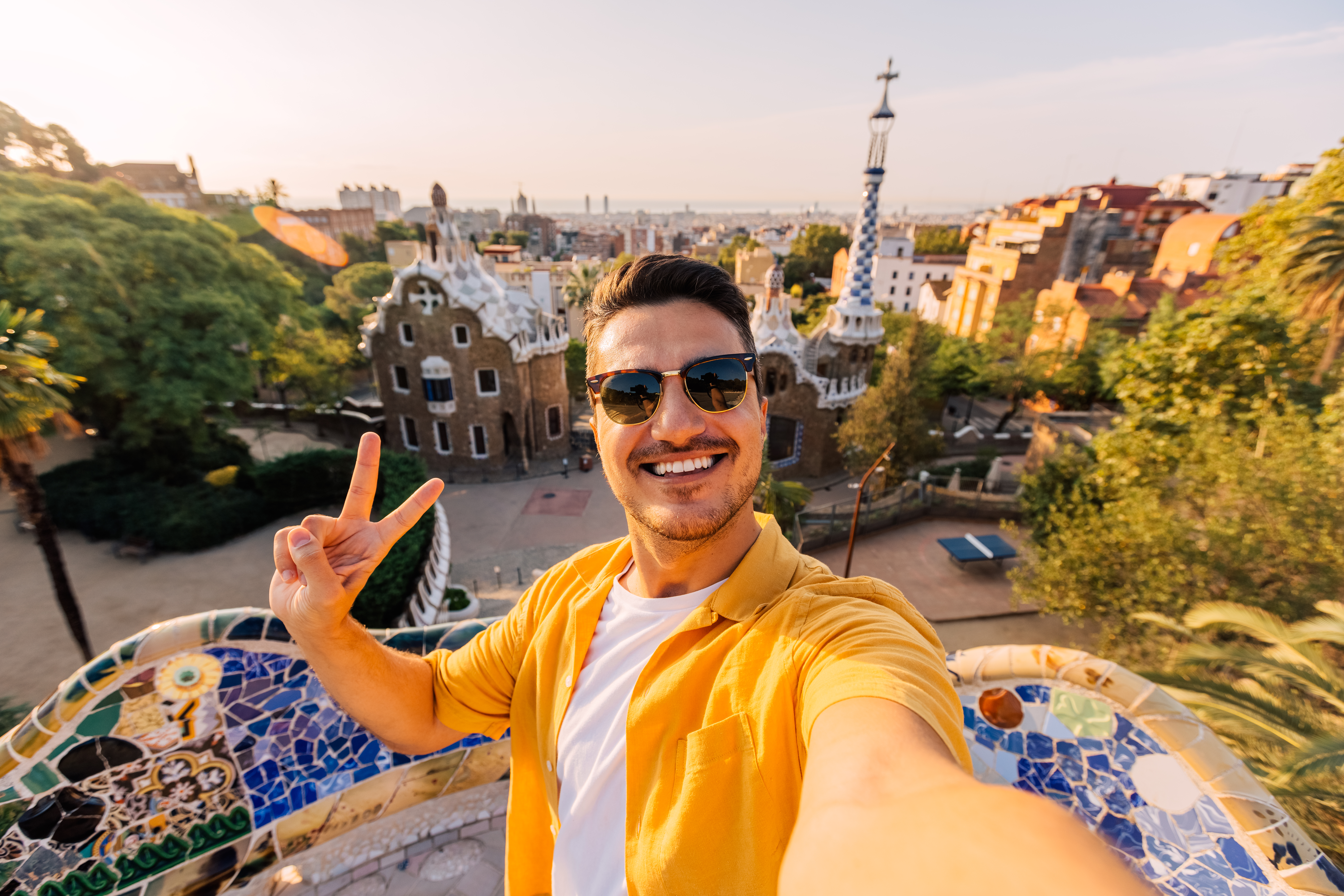 Selfie de un joven sonriente con gafas de sol en Barcelona, ​​España