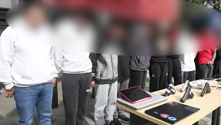 Las armas traumáticas con las que agredían a las víctimas.