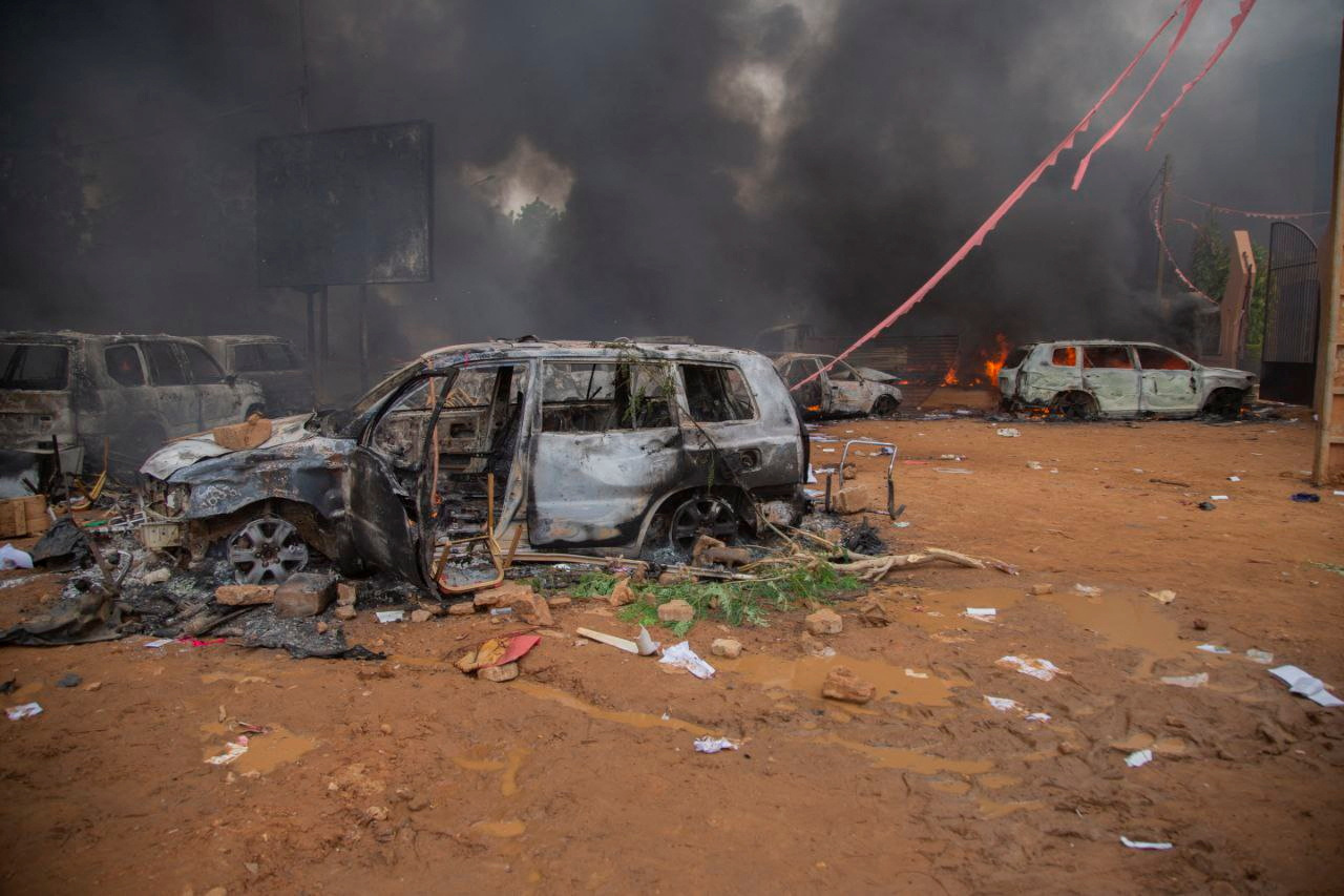 Supporters of the coup set fire to ruling party HQ while  hundreds of them gather in front of the National Assembly in the capital Niamey, Niger July 27, 2023. REUTERS/Souleymane Ag Anara NO RESALES. NO ARCHIVES