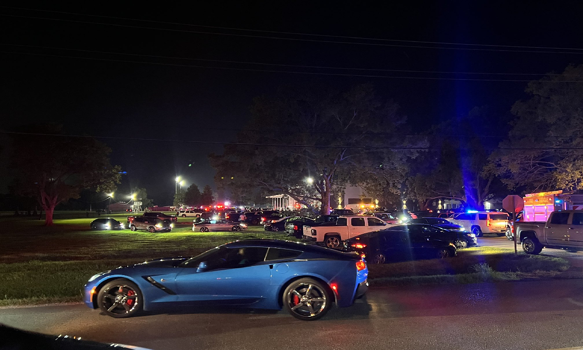 El hecho violento se presentó durante el medio tiempo de un partido de futbol americano entre equipos de escuelas secundarias de la zona.