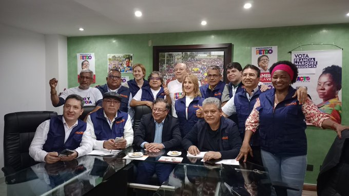 El presidente electo Gustavo Petro con directivos de Fecode