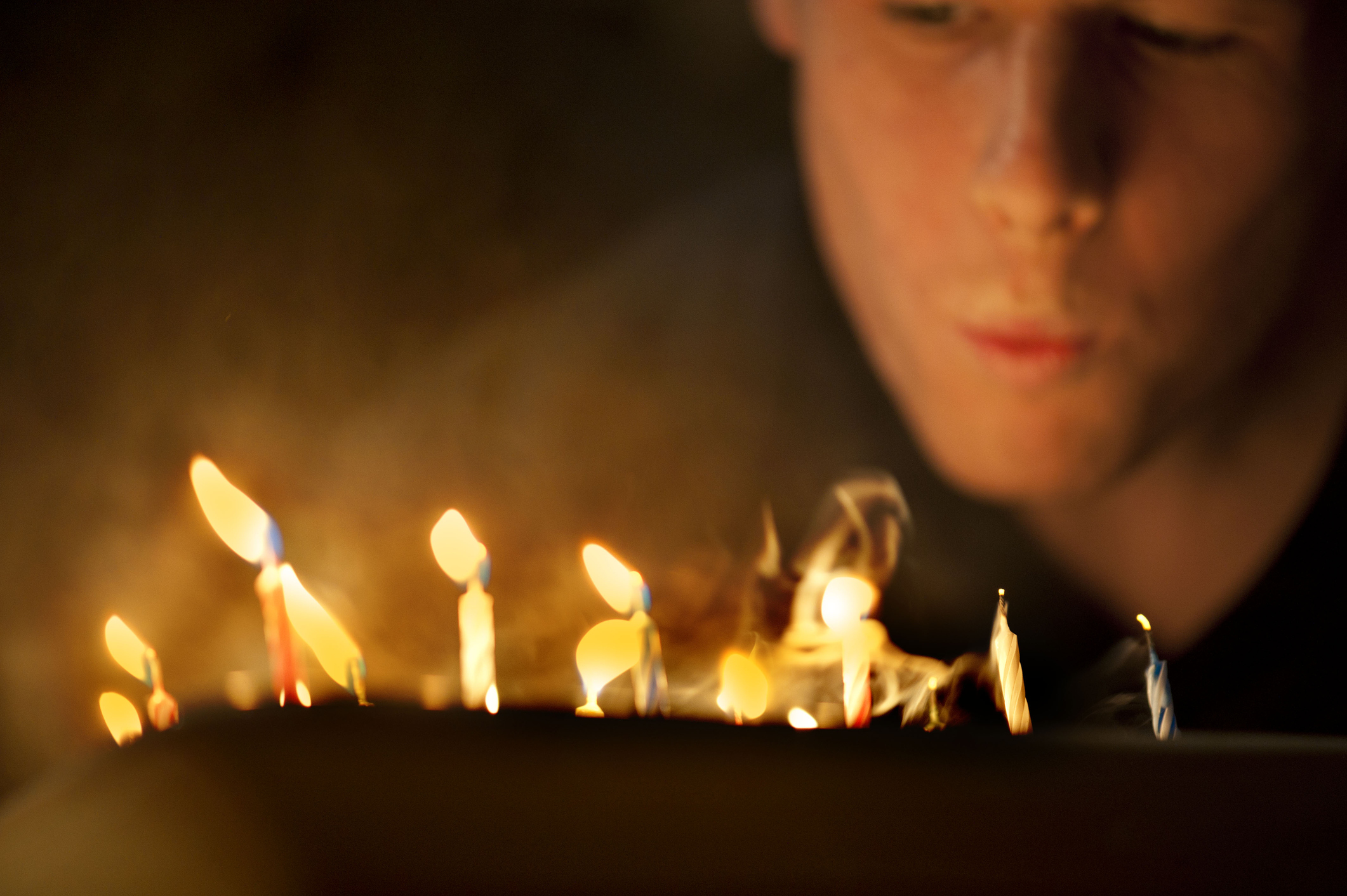 Chau cumpleaños: ¿Por qué no hay que soplar una vela para apagarla