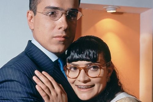 2001 - La telenovela Betty la Fea se convierte en fenómeno global siendo transmitida en varios países para luego ser adaptada en muchos más.