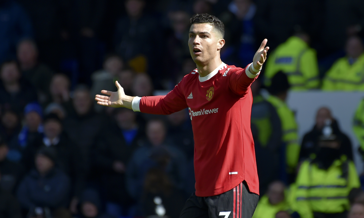 Cristiano Ronaldo del Manchester United gesticula hacia el juez de línea durante el encuentro ante el Everton en la Liga Premier el sábado 9 de abril del 2022. (AP Foto/Rui Vieira)