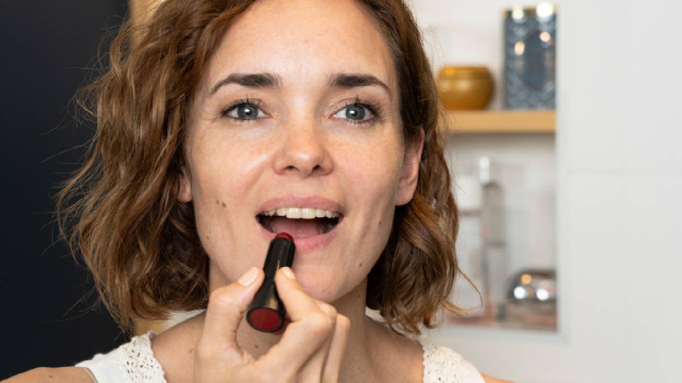 Especialistas señalan que el envejecimiento se empieza a notar en el contorno de los labios. Foto: Getty Images.